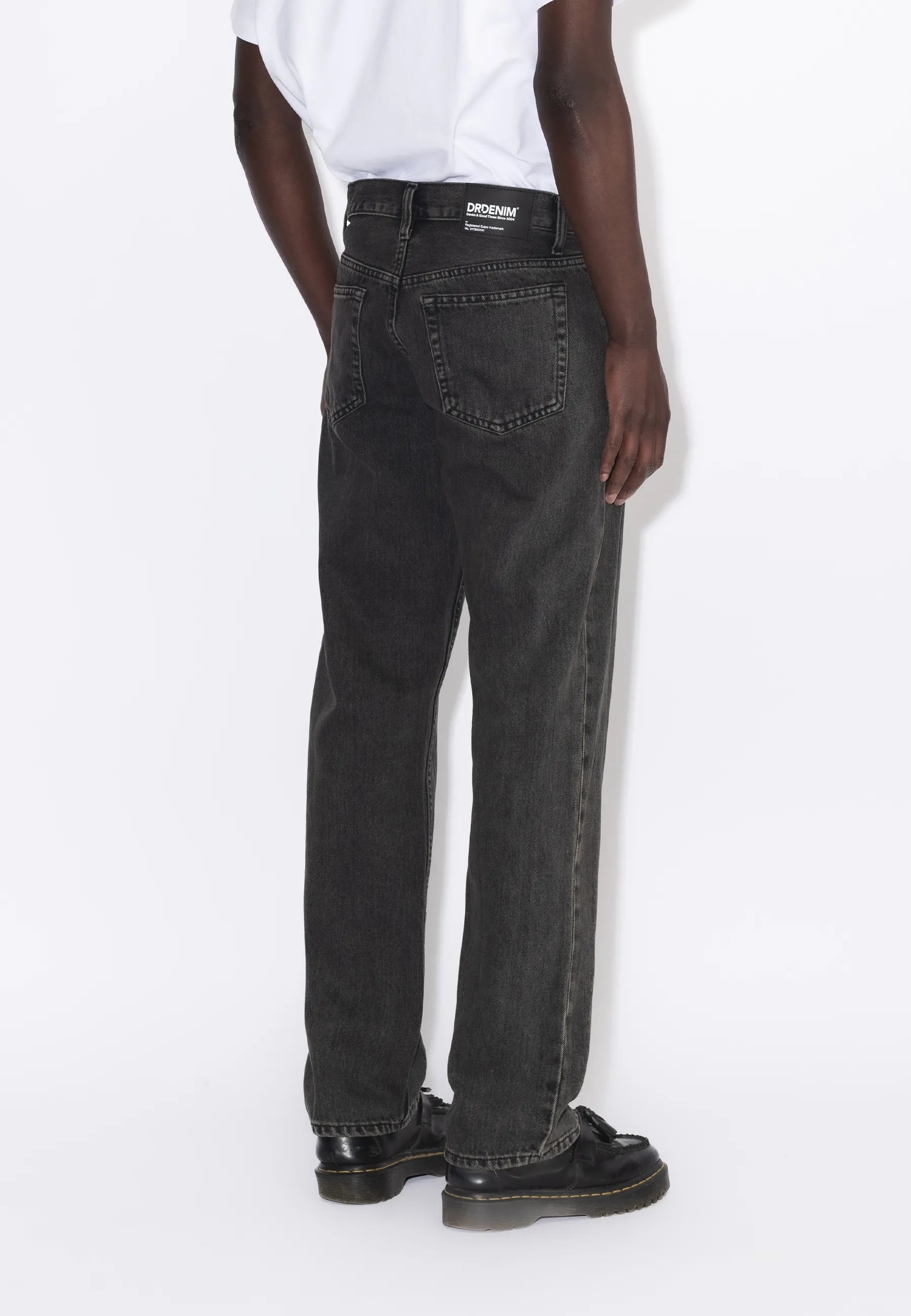 2010110V60_DrDenim_DashStraight_AgedBlack_Main_M4_1