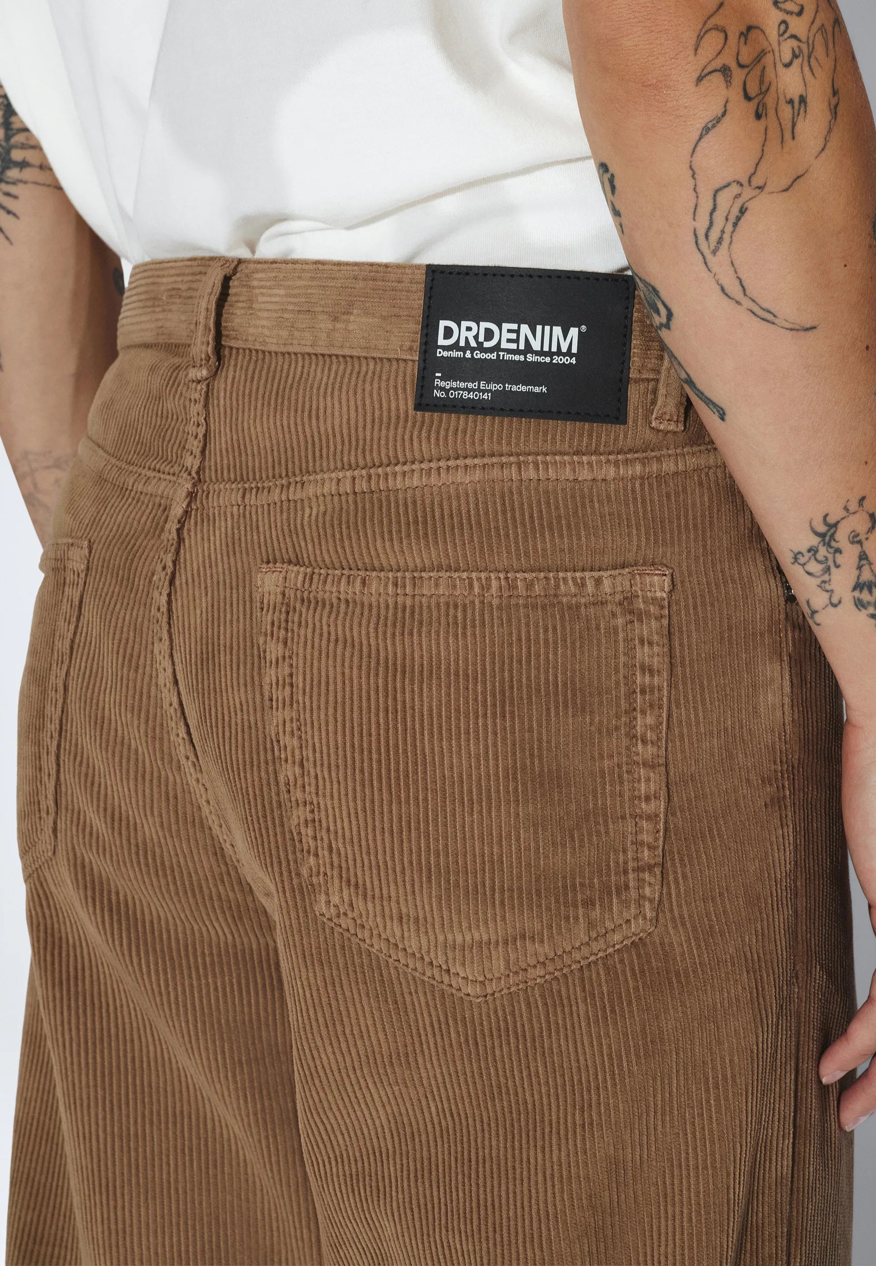 2110102BM6_DrDenim_OmarRelaxed_WashedKhakiCord_main_M5_2