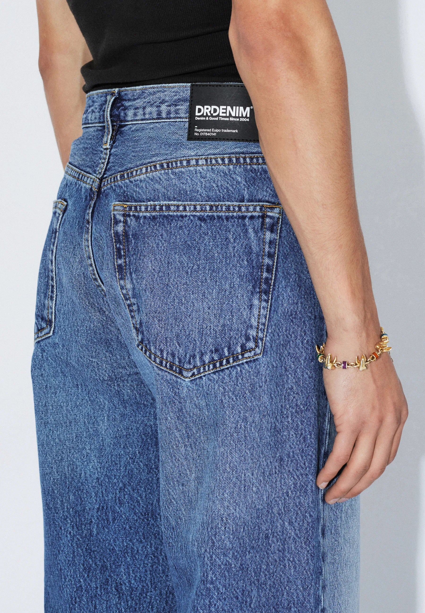 2110102L90_DrDenim_OmarRelaxed_StreamMidFade_Main_M5_2