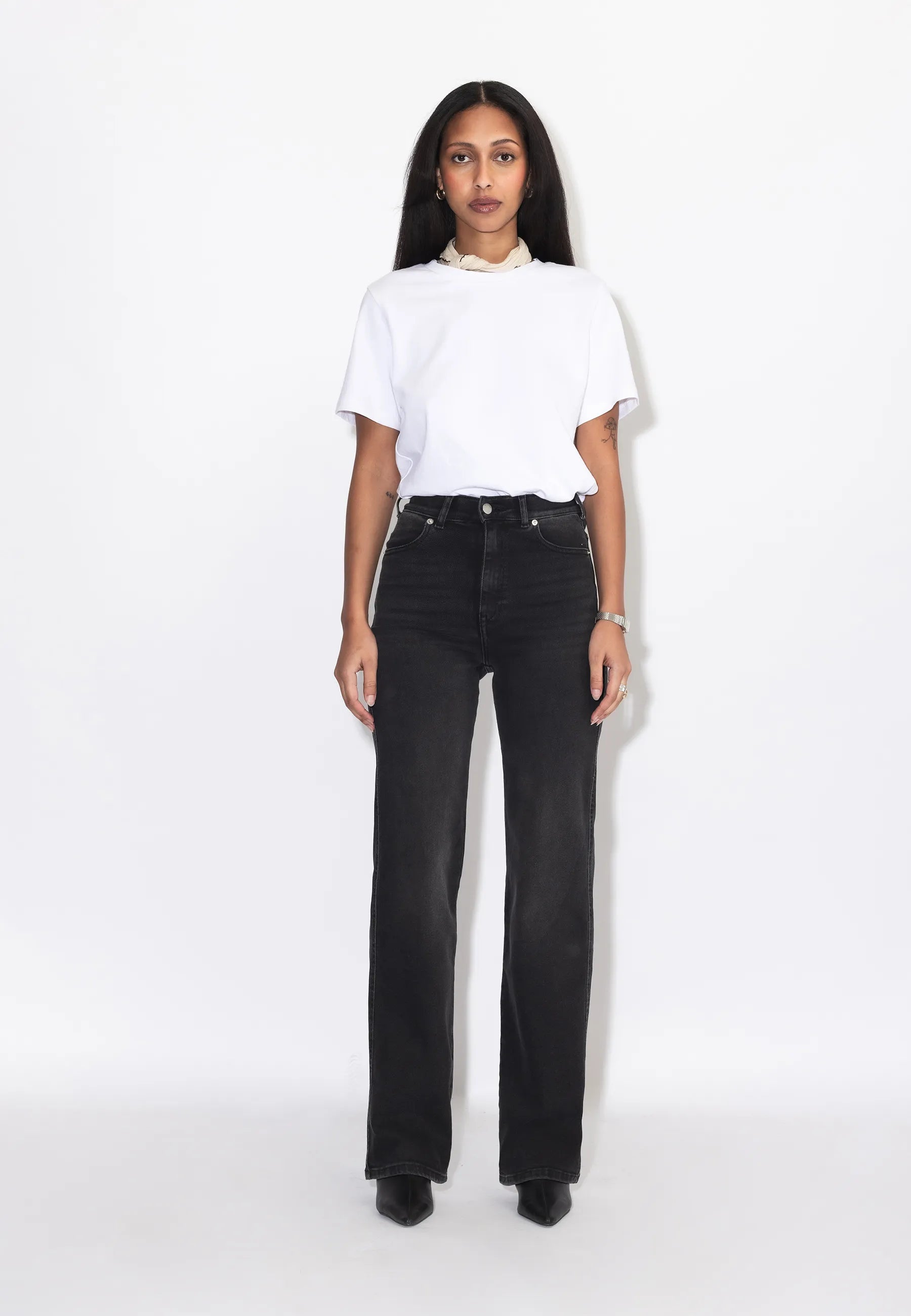 2130106A99_DrDenim_MoxyHighStraight_BlackMist_Main_W1_4