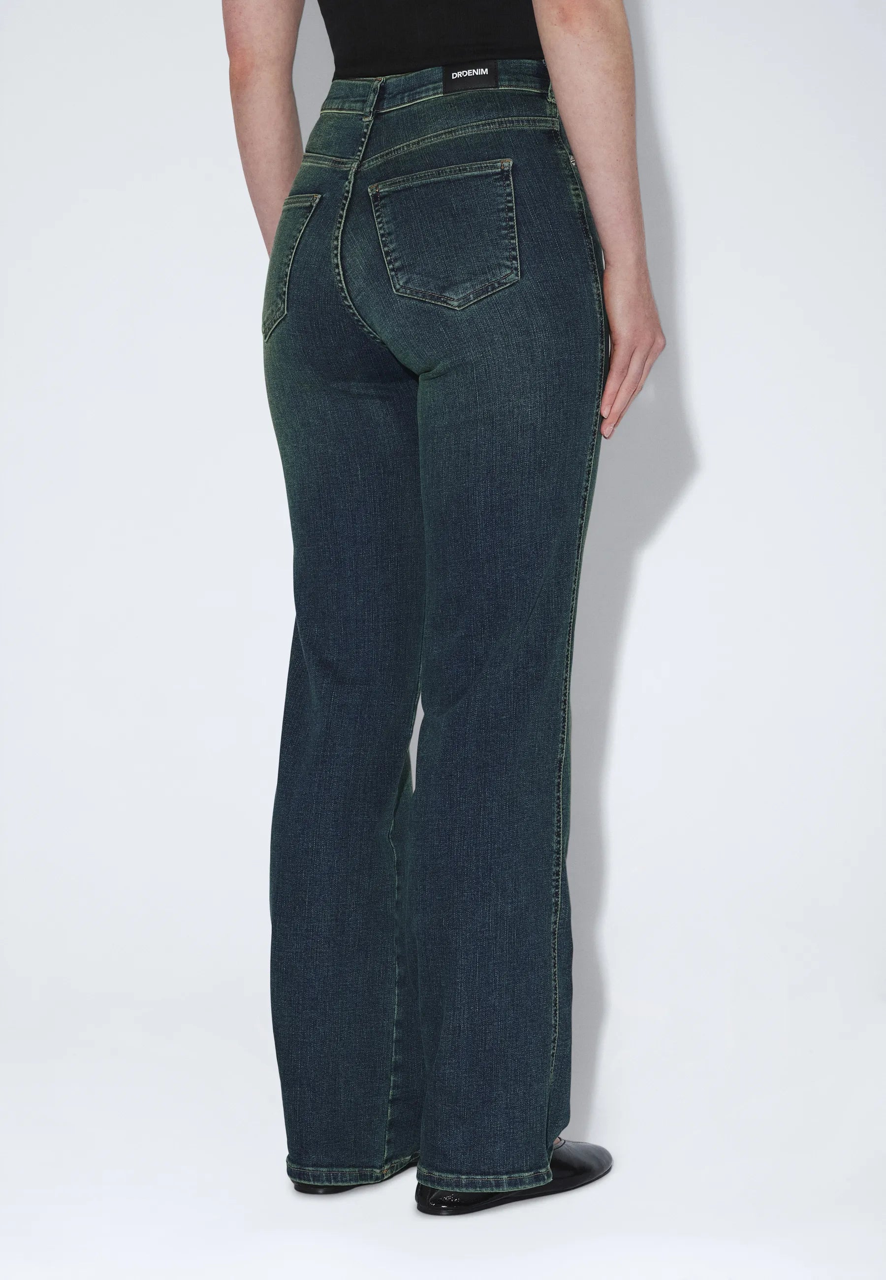2130106V51_DrDenim_MoxyHighStraight_ValeGreenishFade_main_W4_1