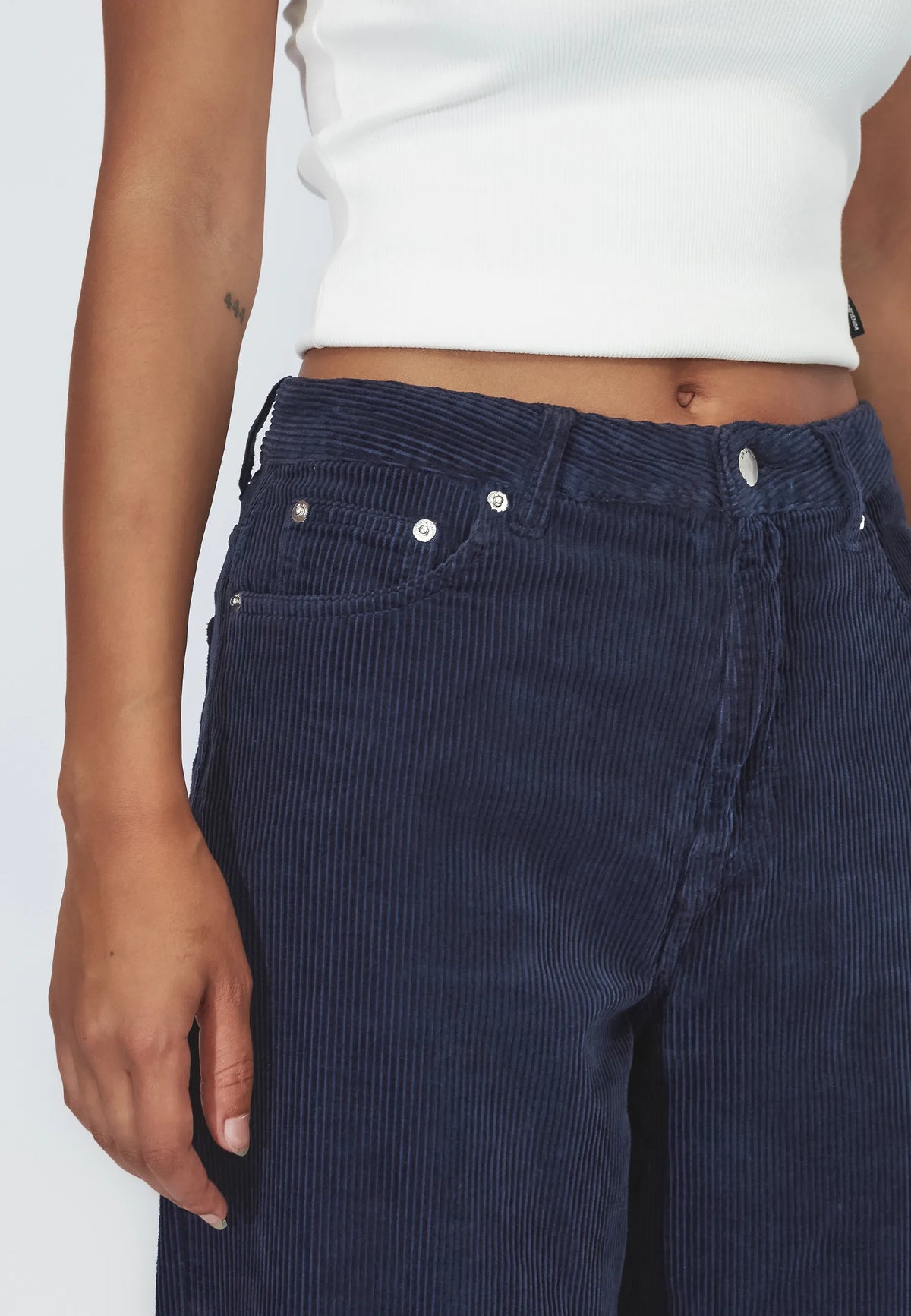2230101213_DrDenim_DonnaHighRelaxed_NavyCord_Main_W5_1