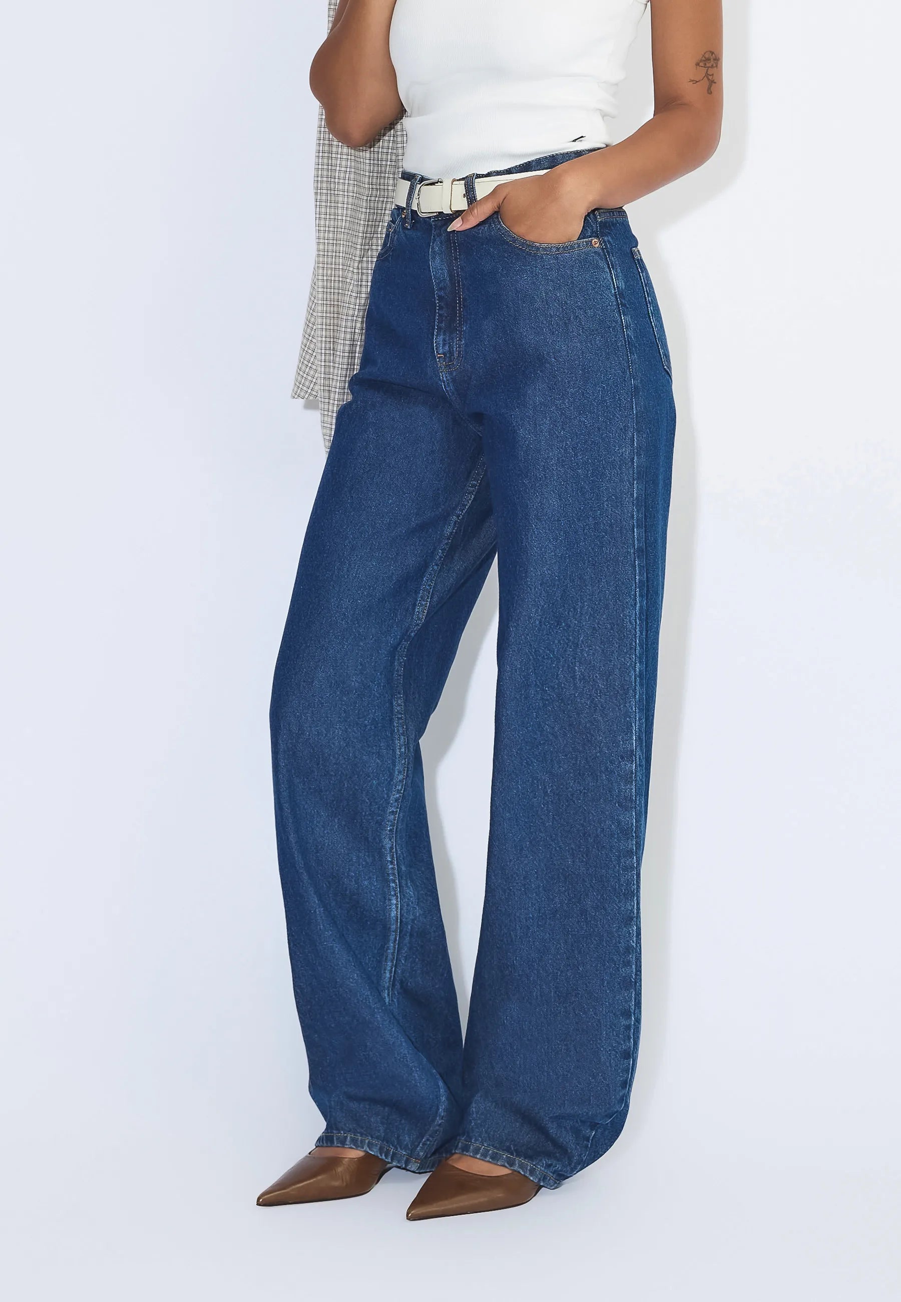 2230101J53_DrDenim_DonnaHighRelaxed_NovaDarkRetro_Main_W3_1