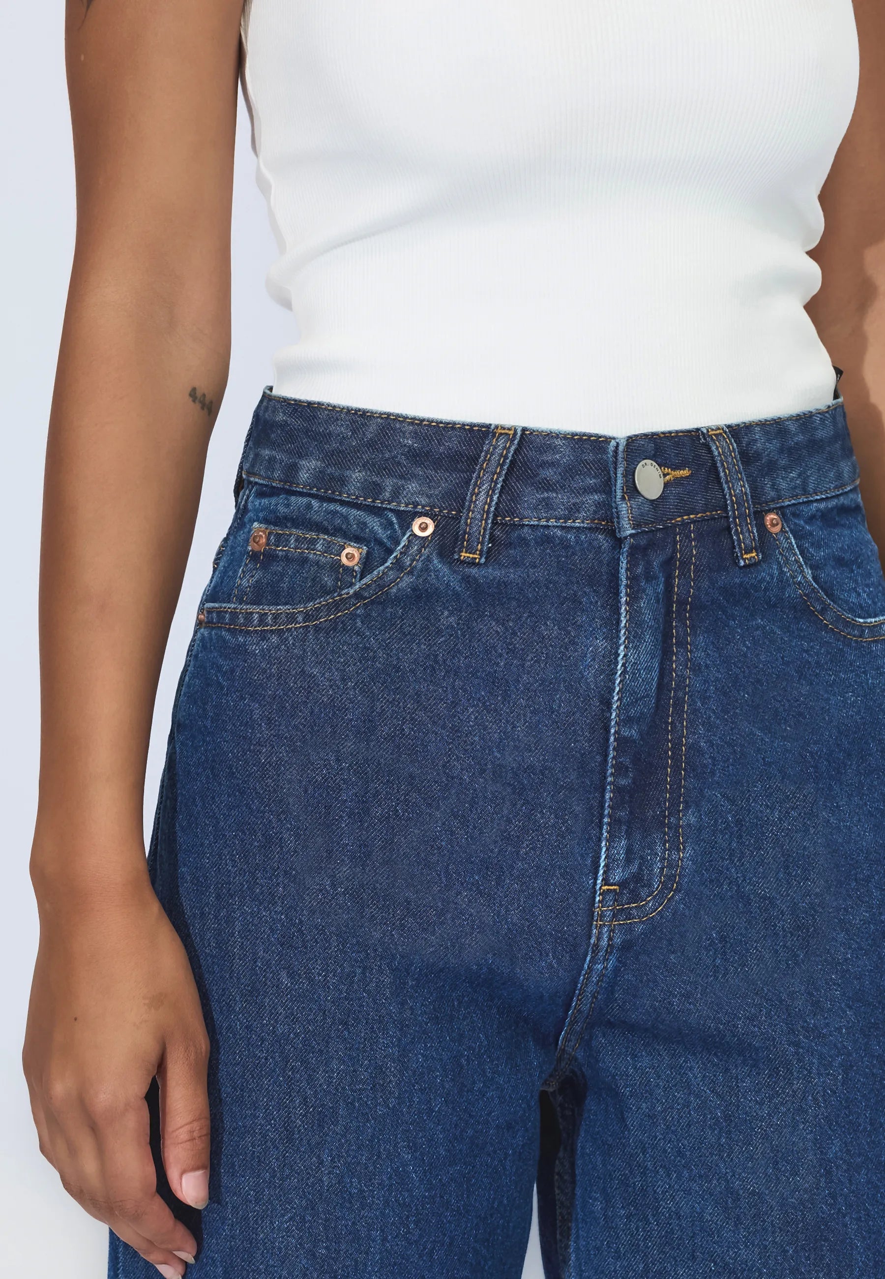 2230101J53_DrDenim_DonnaHighRelaxed_NovaDarkRetro_Main_W5_1