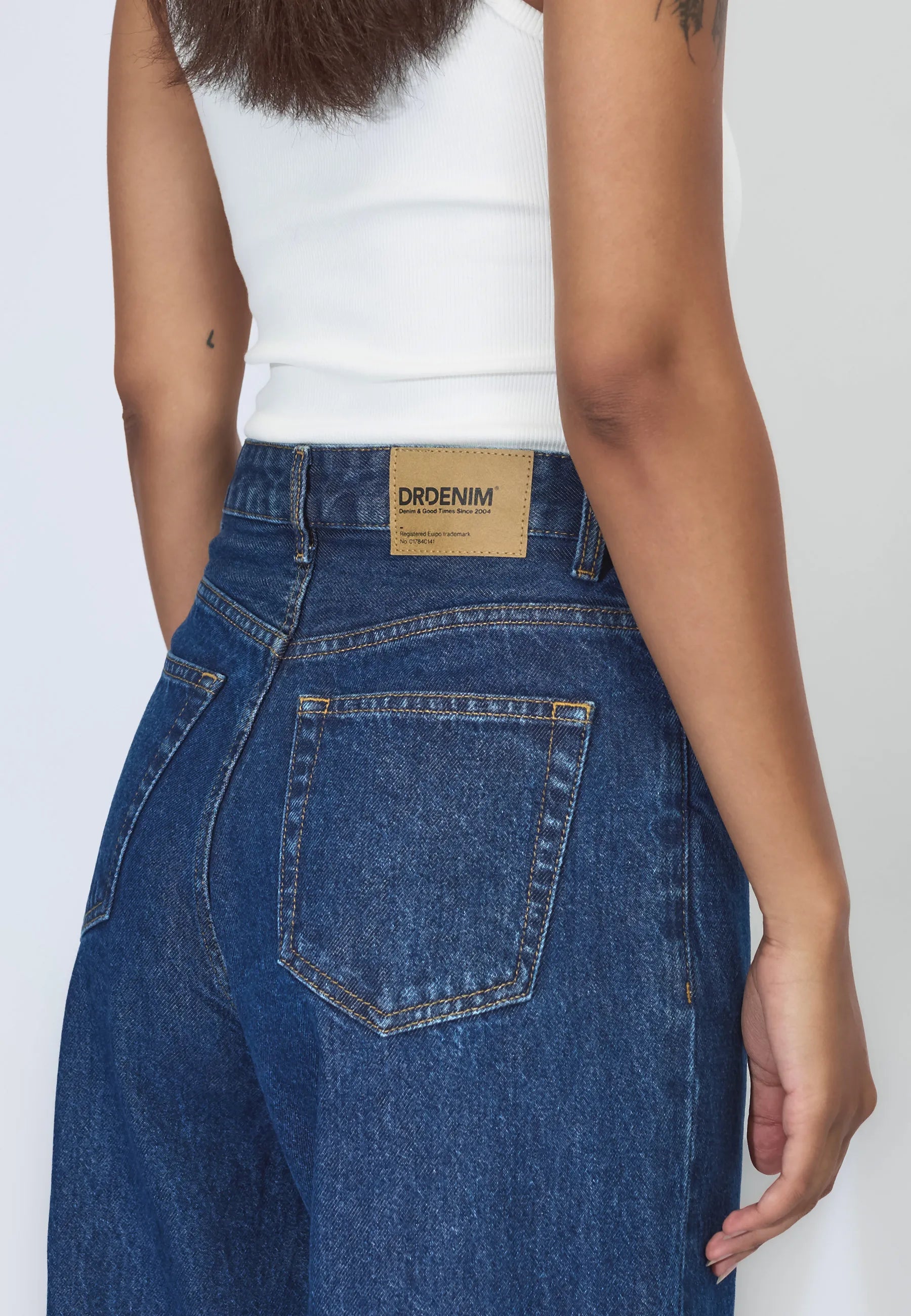 2230101J53_DrDenim_DonnaHighRelaxed_NovaDarkRetro_Main_W5_2