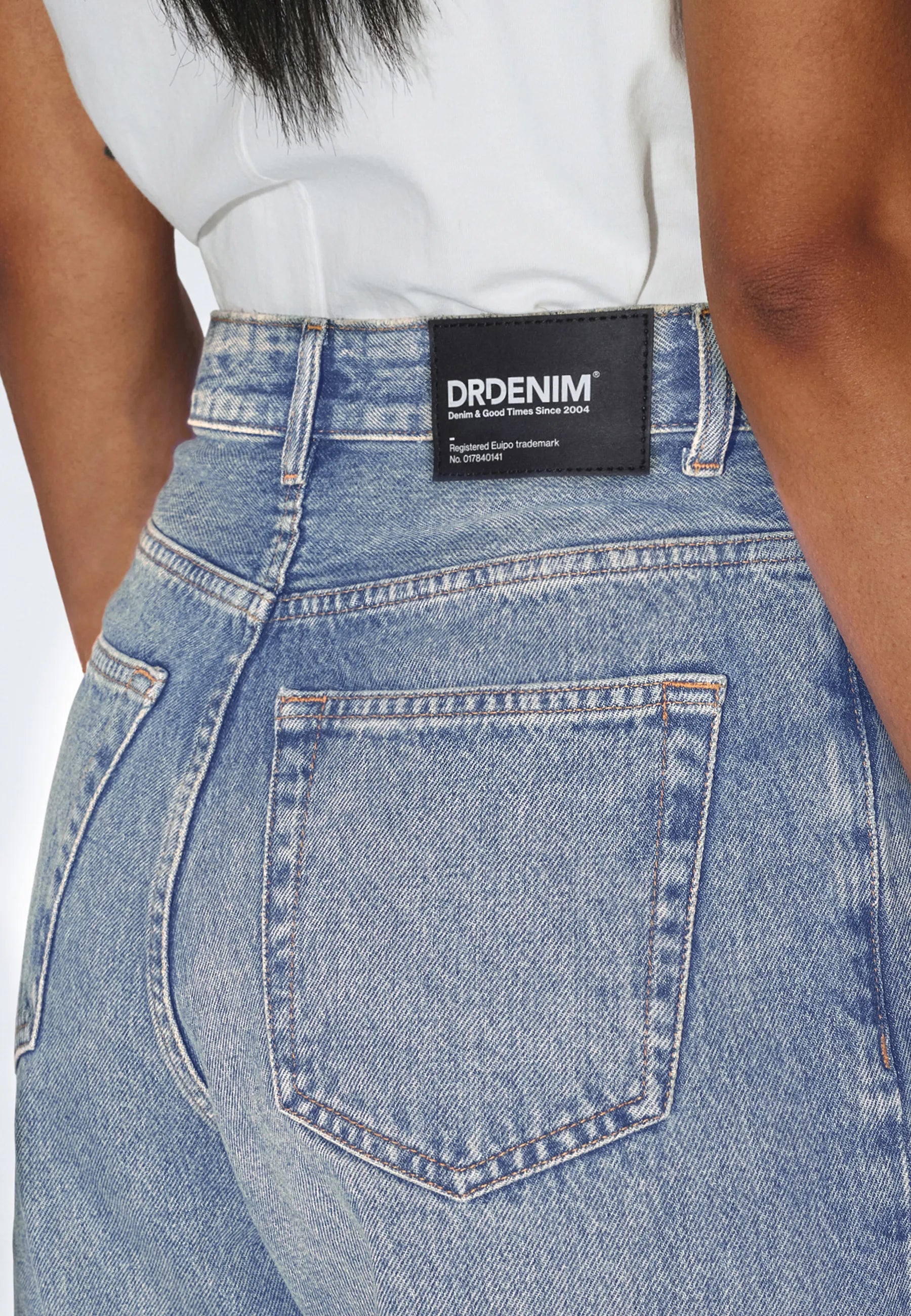 2230101L95_DrDenim_DonnaHighRelaxed_StreamSkyAged_Main_W5_2