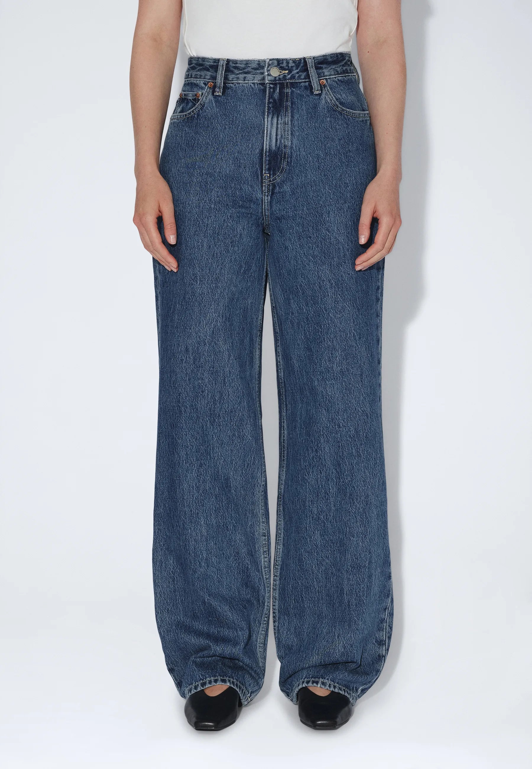 2230101M07_DrDenim_DonnaHighRelaxed_DriftMidRetro_main_W3_1