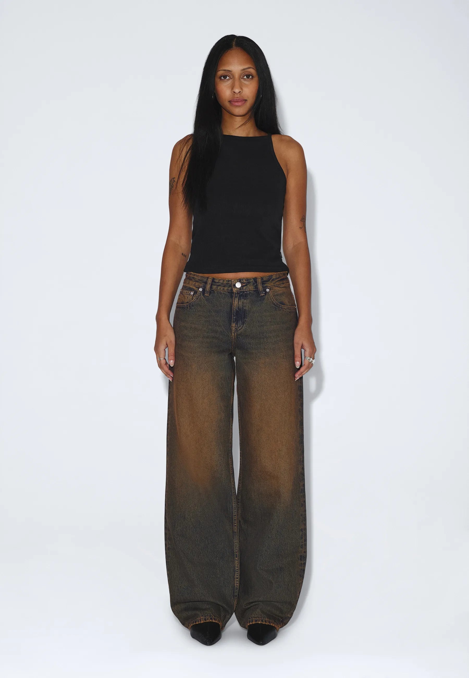 2310103BM4_DrDenim_HillLowRelaxed_StreamDarkGolden_main_W1_1