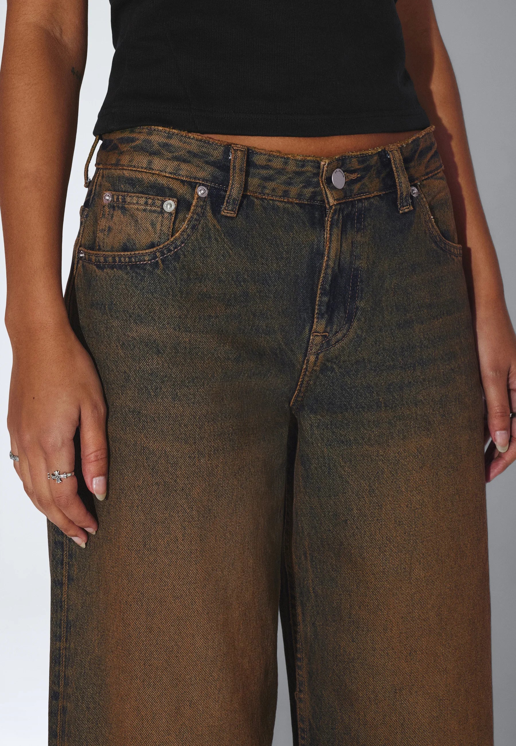2310103BM4_DrDenim_HillLowRelaxed_StreamDarkGolden_main_W5_1