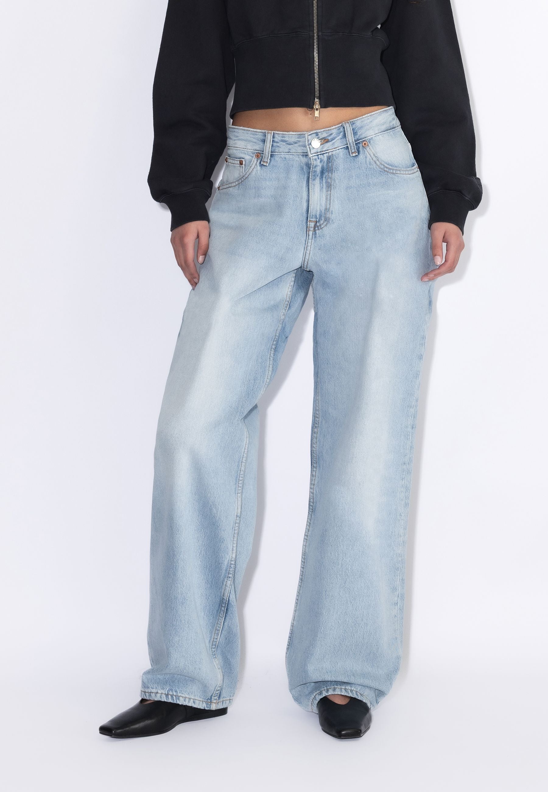 2310103L03_DrDenim_HillLowRelaxed_StreamLightFade_Main_W3_1