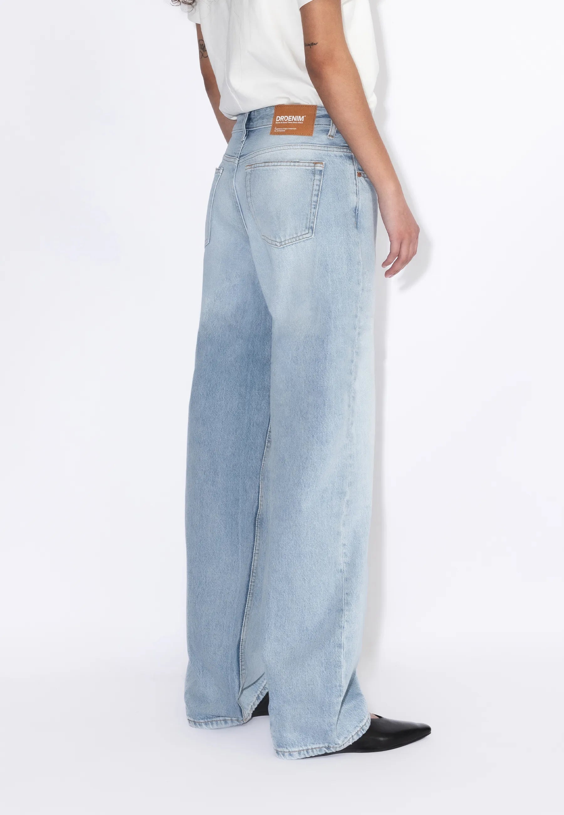 2310103L03_DrDenim_HillLowRelaxed_StreamLightFade_Main_W4_1