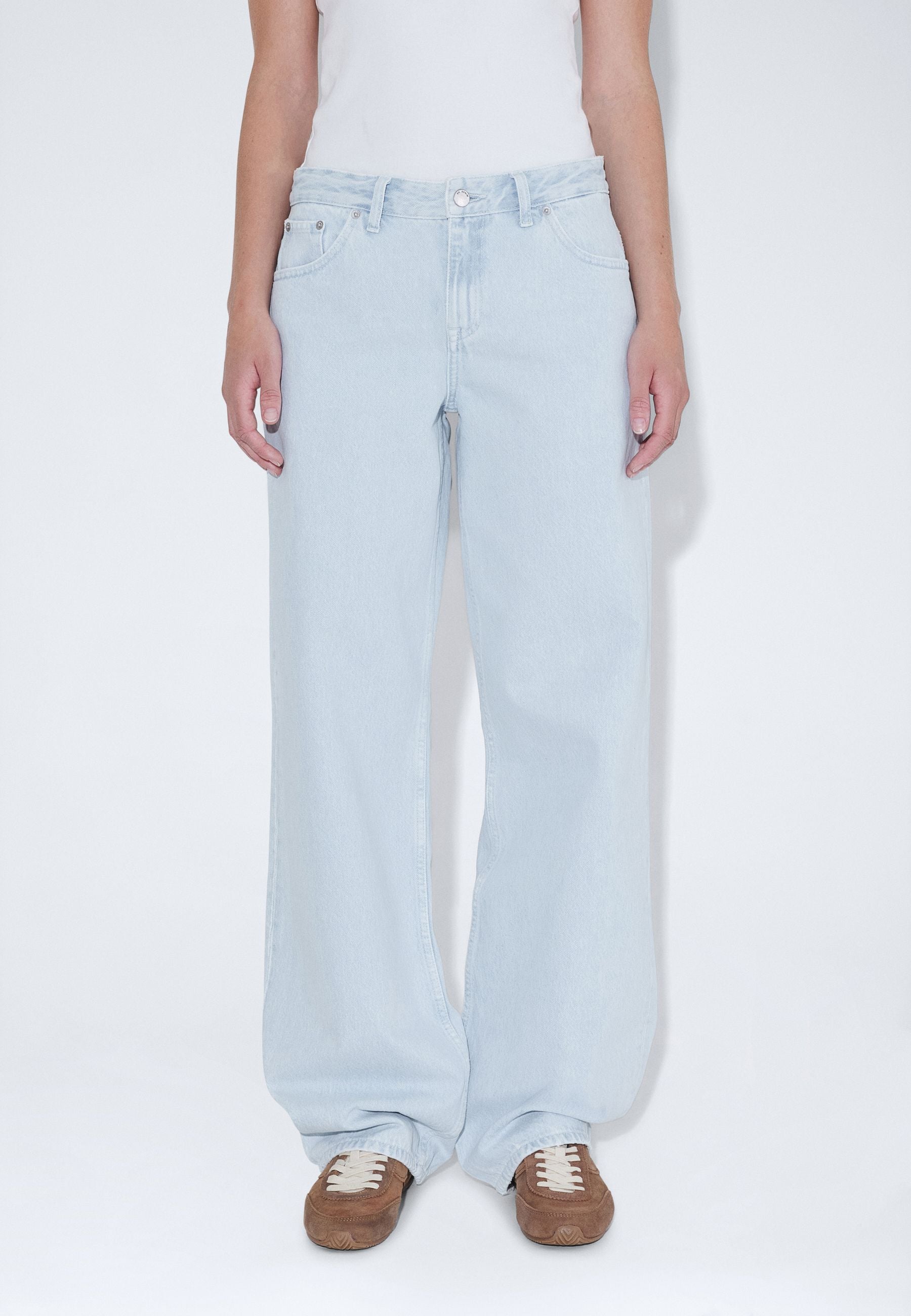 2310103L08_DrDenim_HillLowRelaxed_StreamSuperlightRetroContrast_Main_W3_1