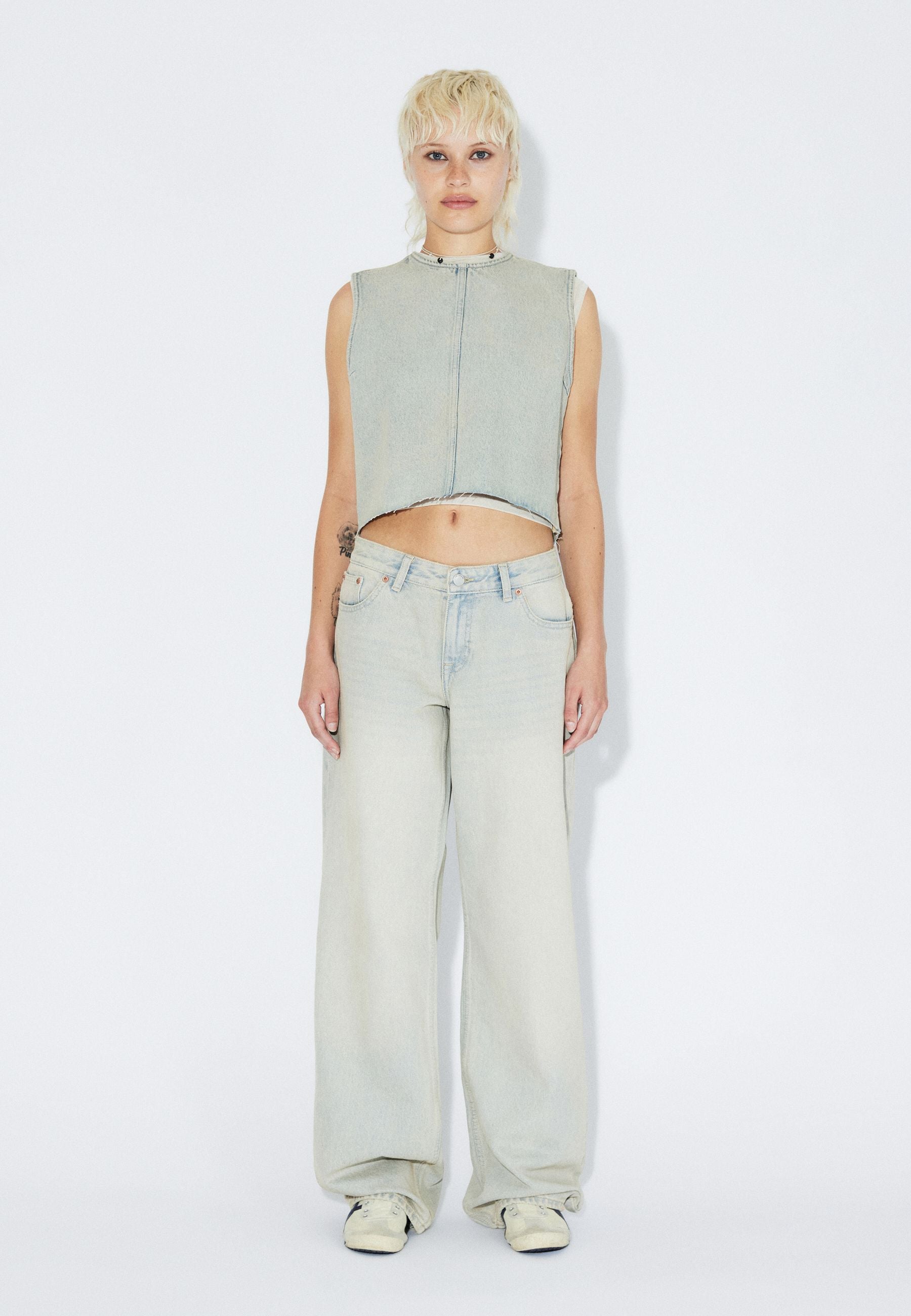 2310103M12_DrDenim_HillLowRelaxed_StreamlightSand_Main_W1_1