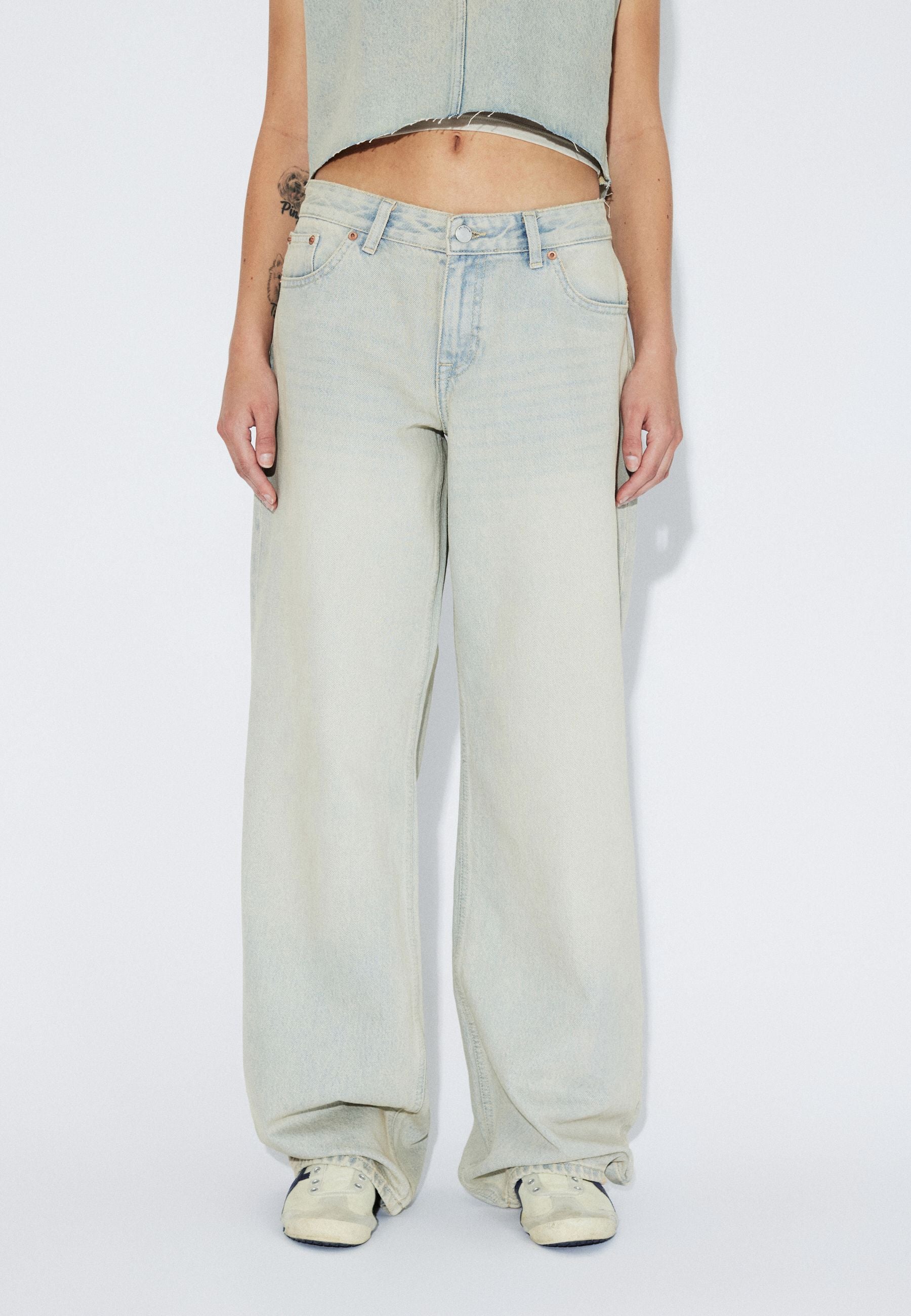 2310103M12_DrDenim_HillLowRelaxed_StreamlightSand_Main_W3_1