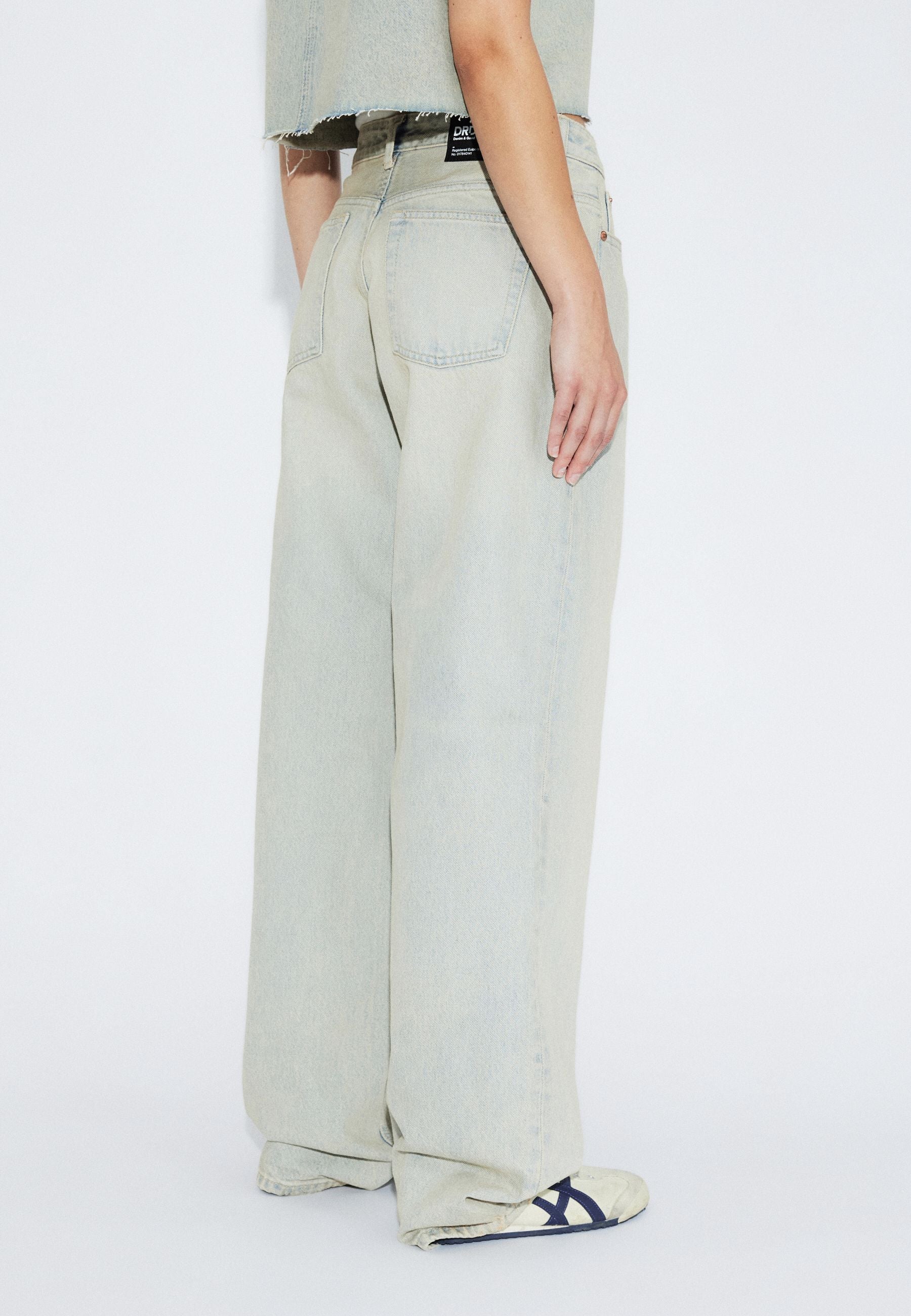 2310103M12_DrDenim_HillLowRelaxed_StreamlightSand_Main_W4_1