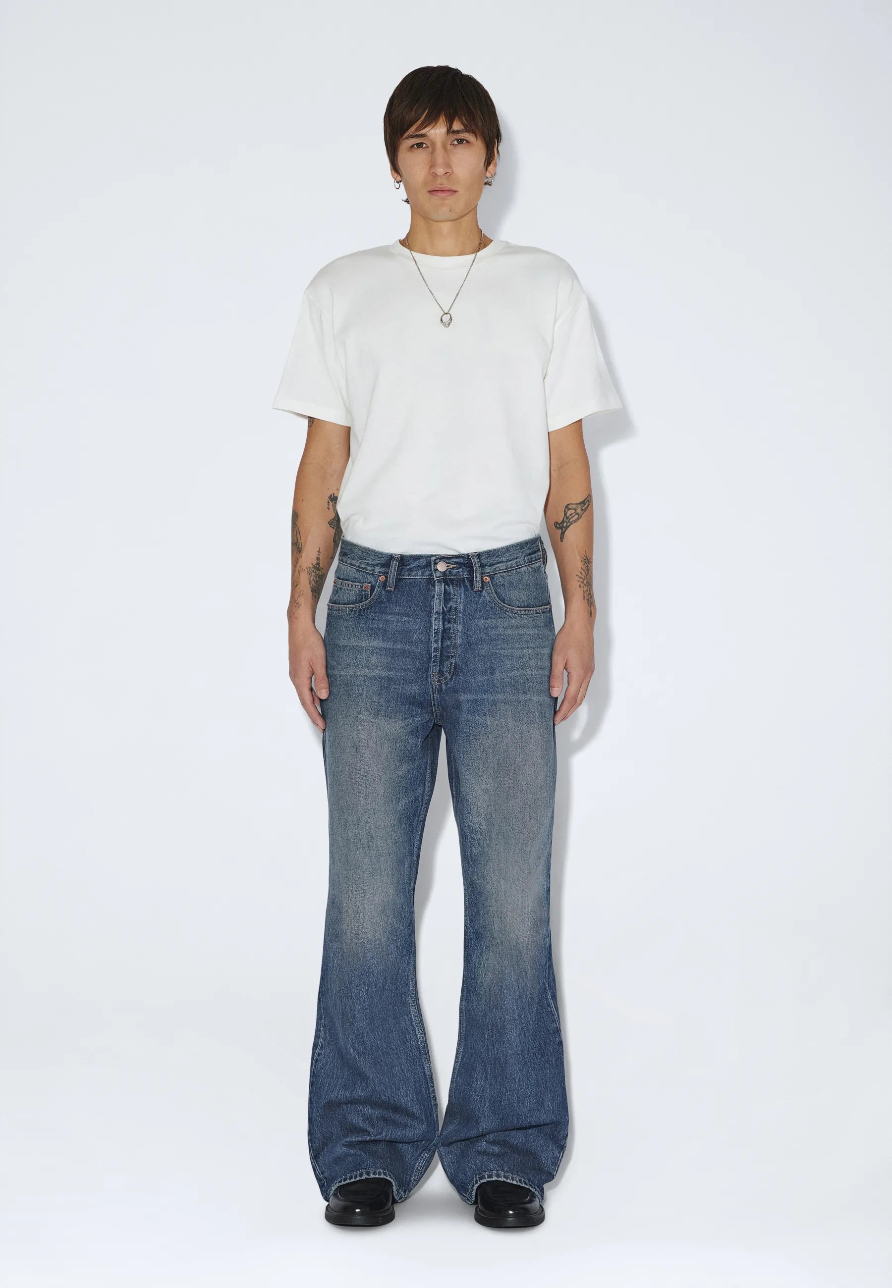2430107M37_DrDenim_RiftWideBootcut_StreamMidFadeDirt_main_M1_1