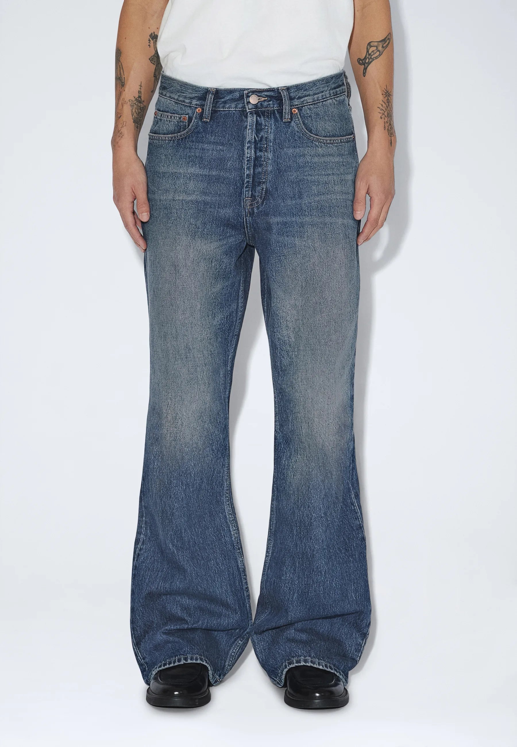 2430107M37_DrDenim_RiftWideBootcut_StreamMidFadeDirt_main_M3_1