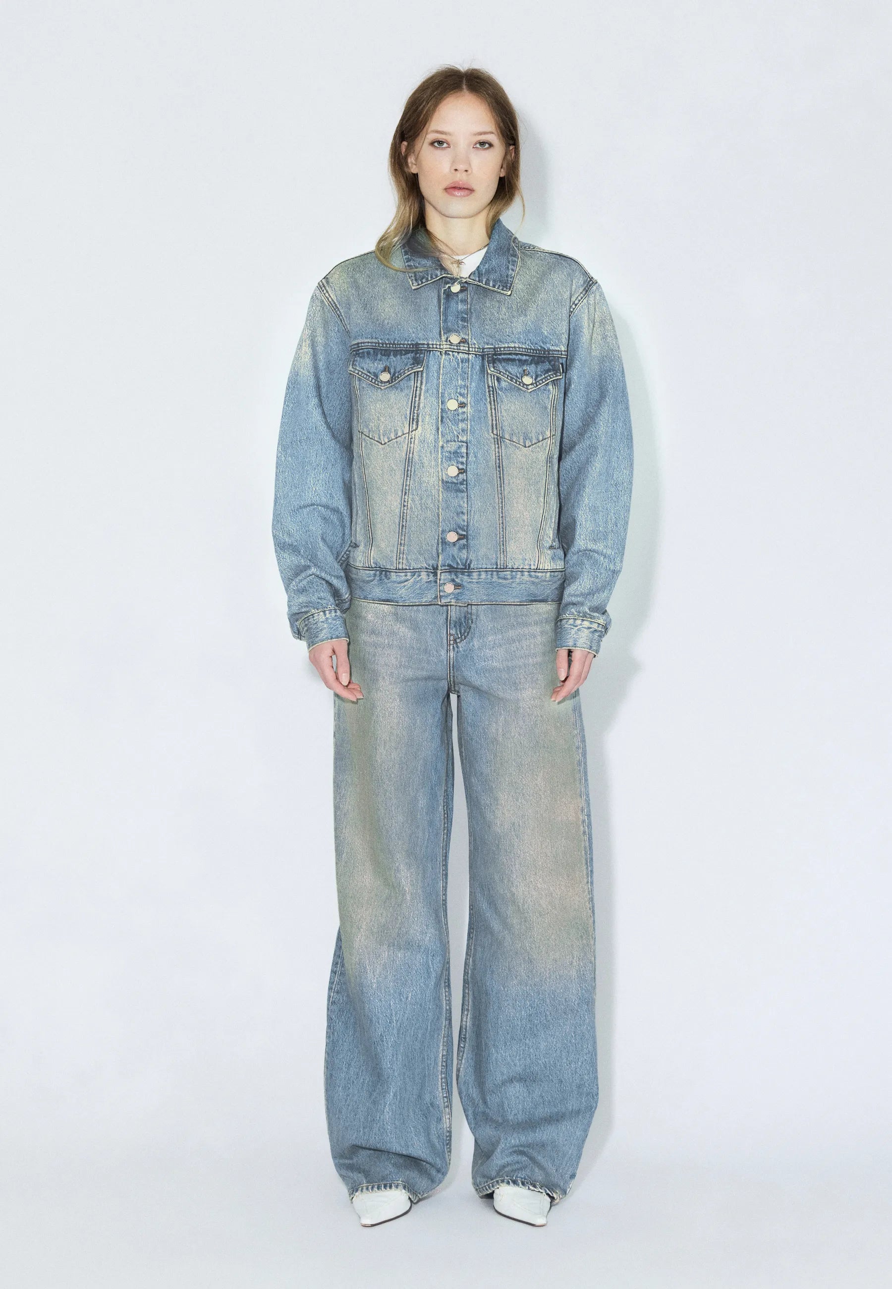 2431104L95_DrDenim_JoeyTruckerJacket_StreamSkyAged_Main_W1_3