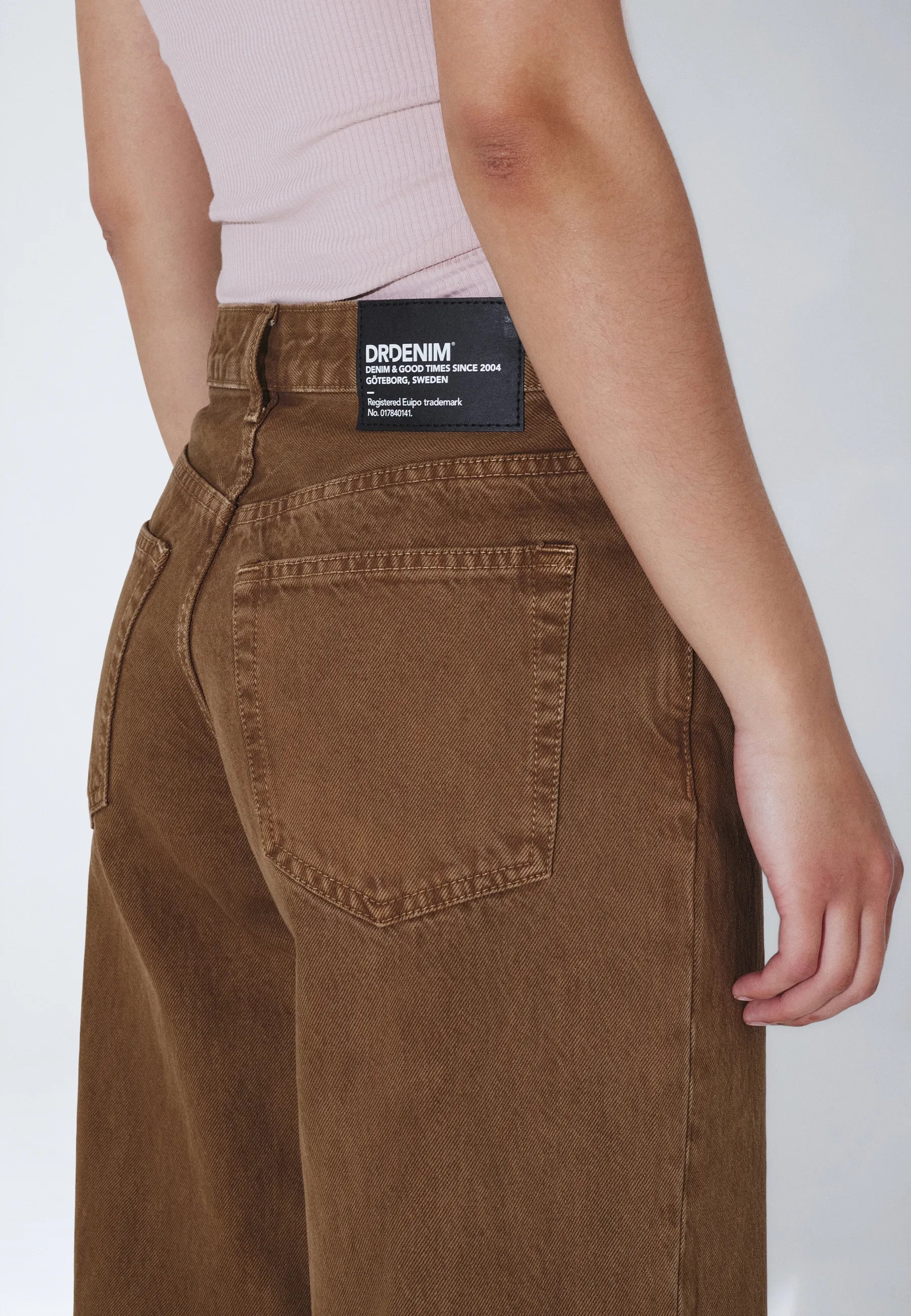 2510101596_DrDenim_RhueLowWide_WashedTeak_Main_W5_2