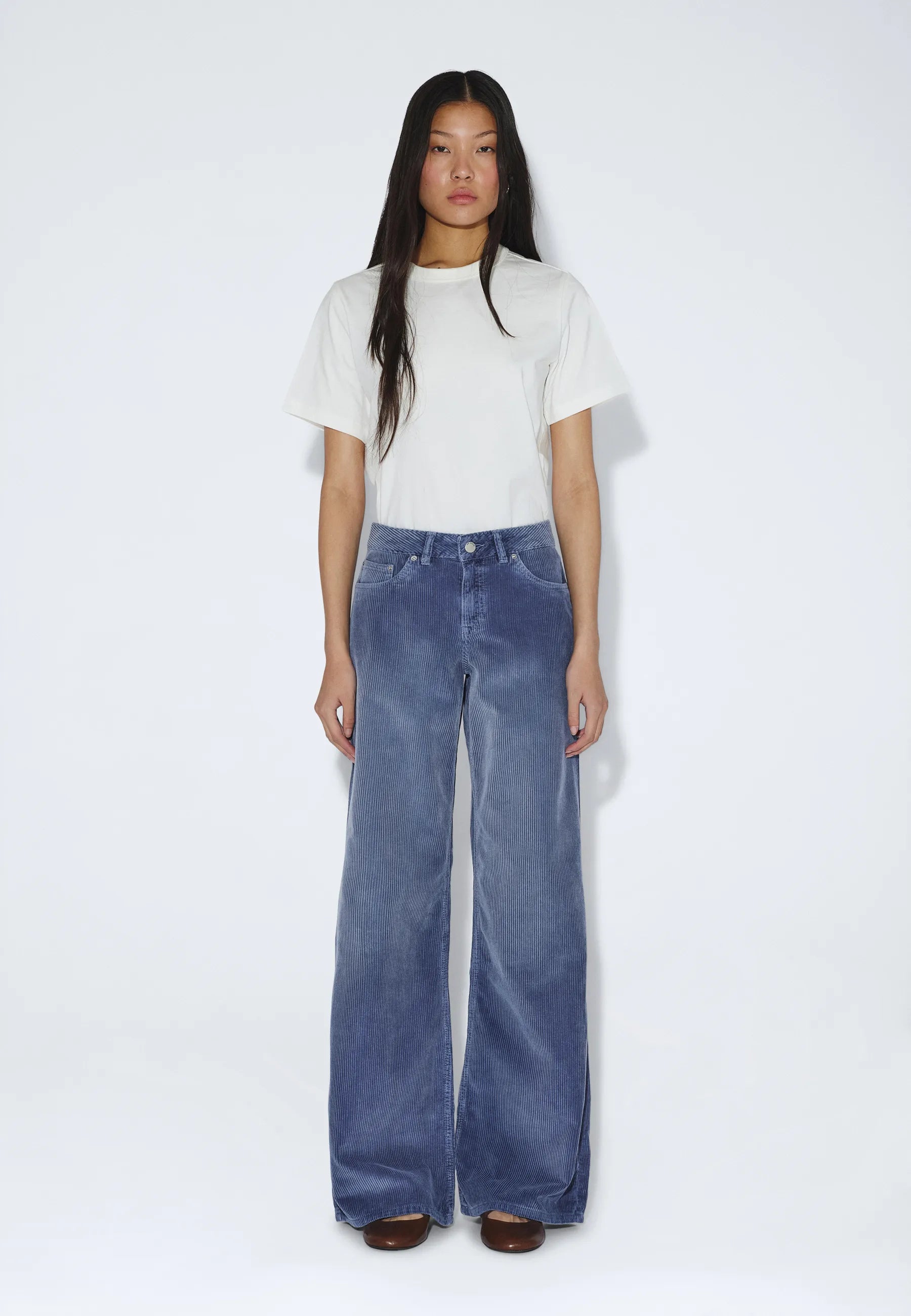 2510101BM7_DrDenim_RhueLowWide_WashedBlueShadeCord_main_W1_1