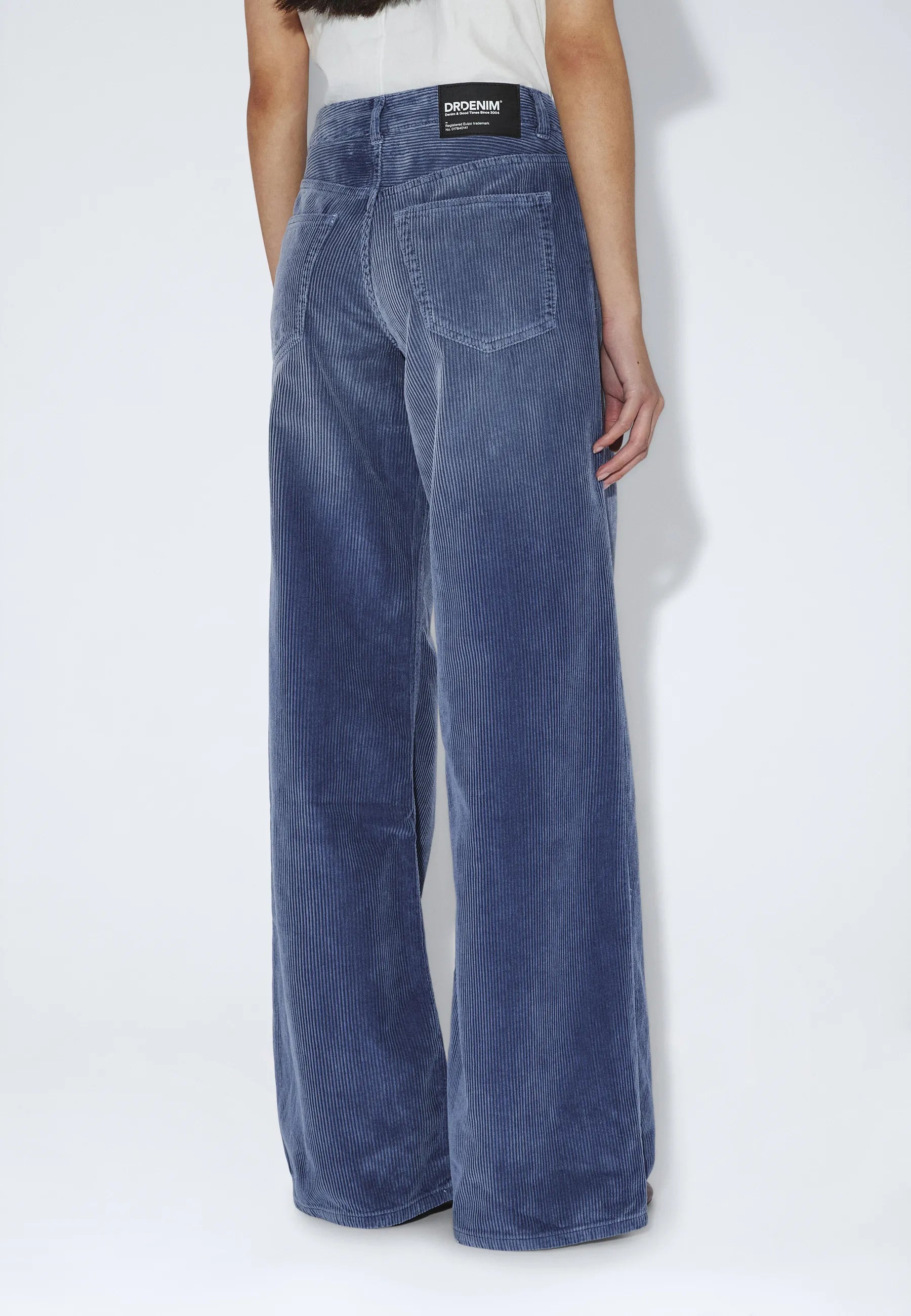 2510101BM7_DrDenim_RhueLowWide_WashedBlueShadeCord_main_W4_1
