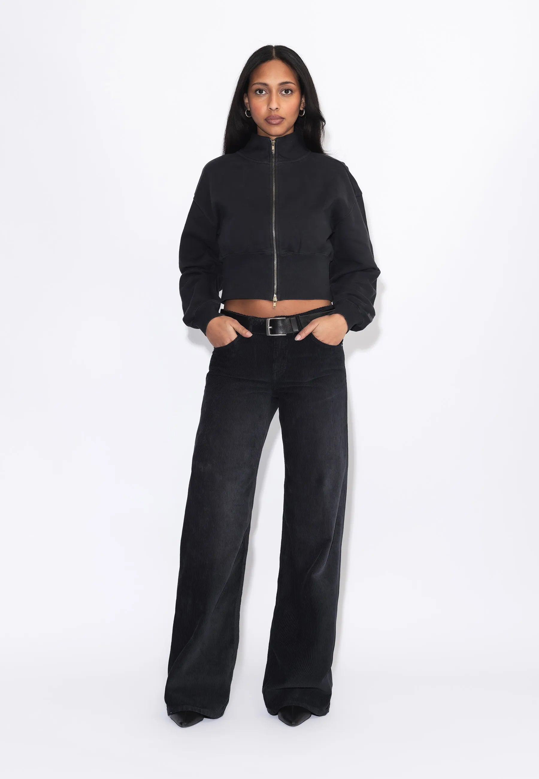 2510101BM8_DrDenim_RhueLowWide_WashedBlackShadeCord_Main_W1_3