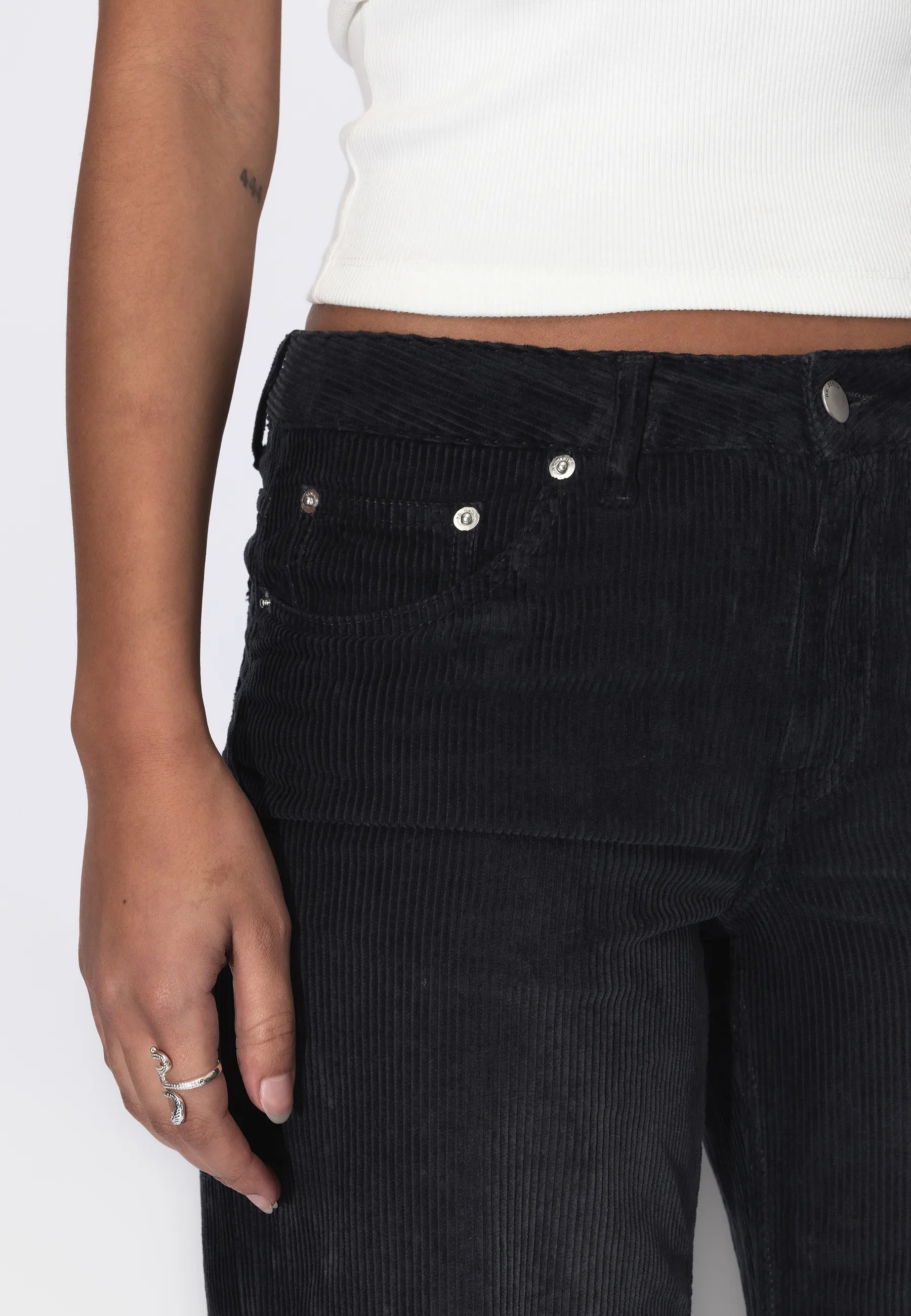 2510101BM8_DrDenim_RhueLowWide_WashedBlackShadeCord_Main_W5_1