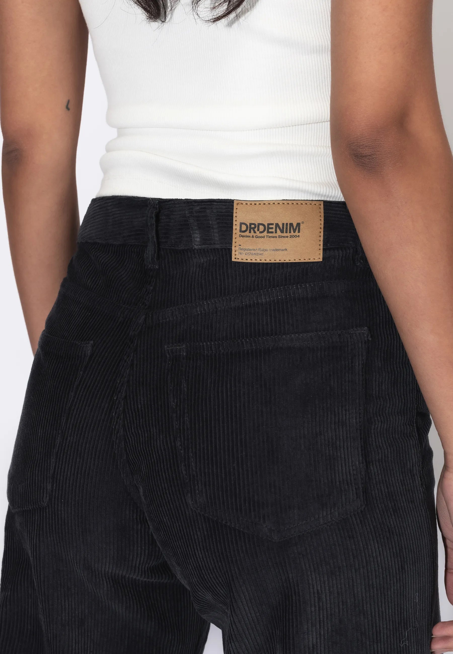 2510101BM8_DrDenim_RhueLowWide_WashedBlackShadeCord_Main_W5_2