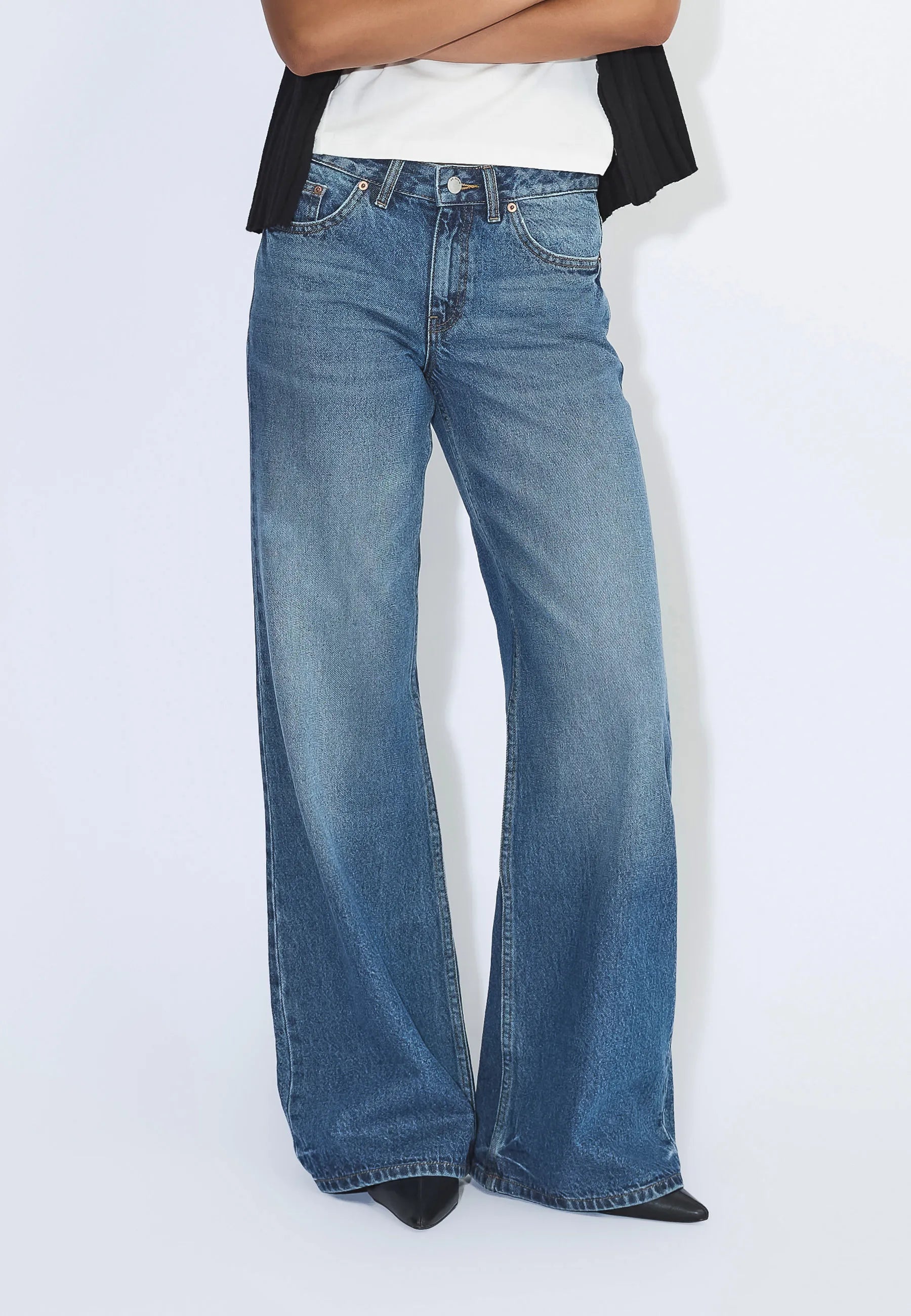 2510101J63_DrDenim_RhueLowWide_NovaMidUsed_Main_W3_1