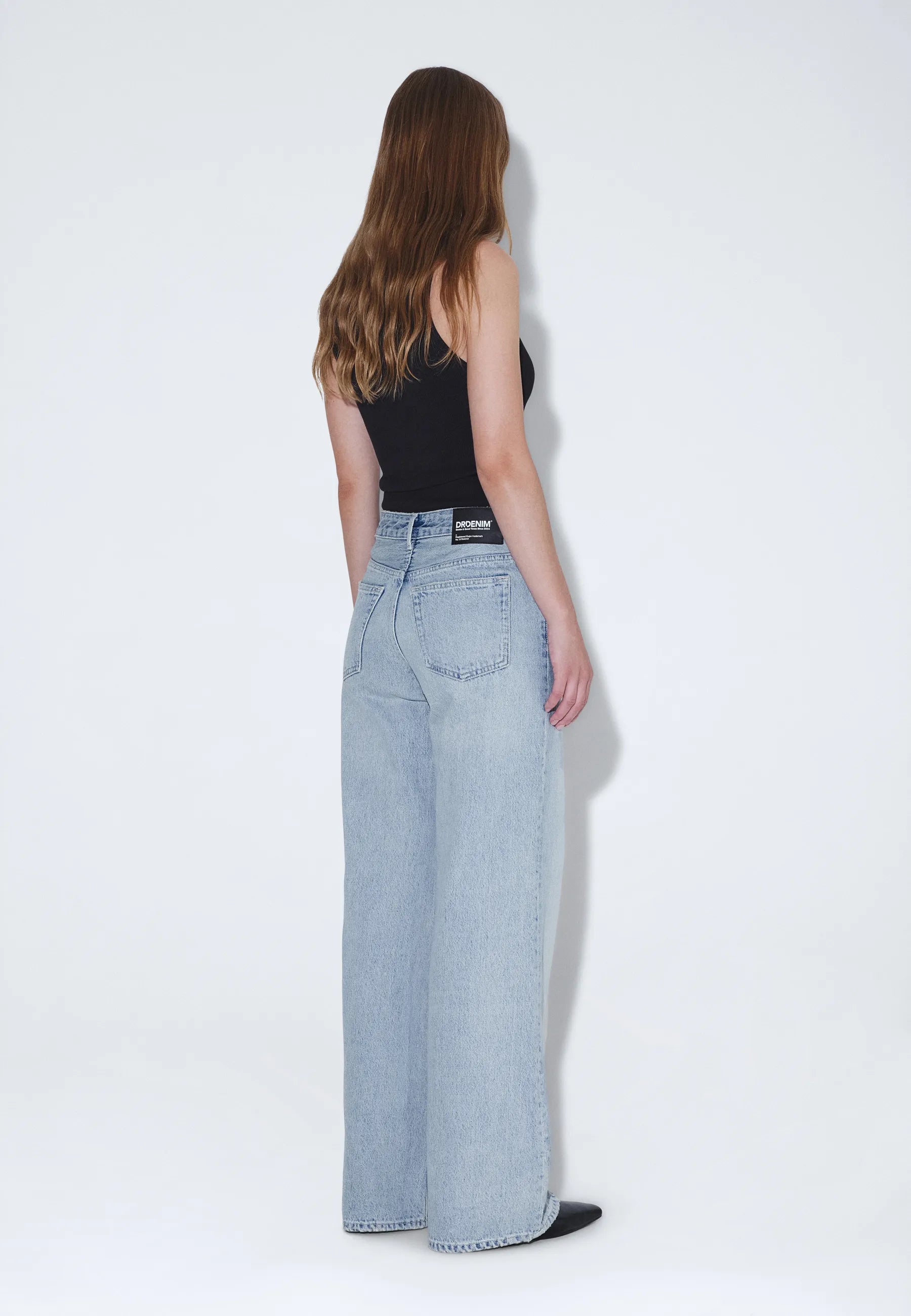 2510101M08_DrDenim_RhueLowWide_DriftPaleUsed_Main_W2_1