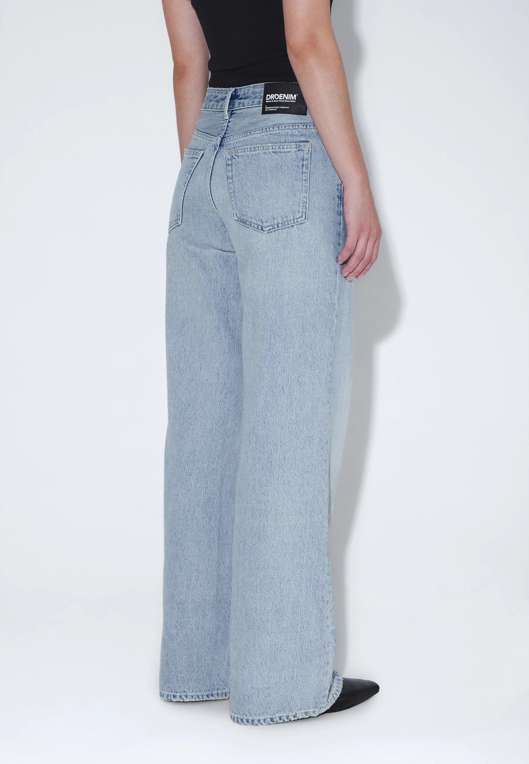 2510101M08_DrDenim_RhueLowWide_DriftPaleUsed_Main_W4_1