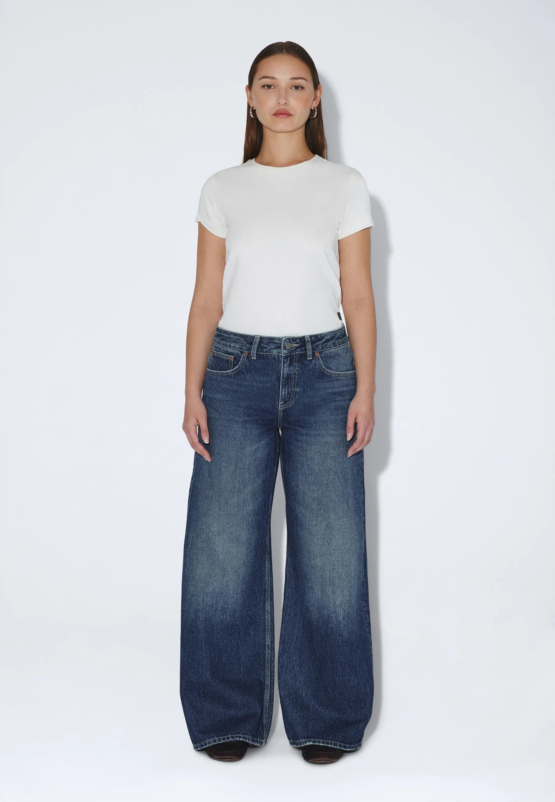 2510101M13_DrDenim_RhueLowWide_DriftDarkUsed_main_W1_1