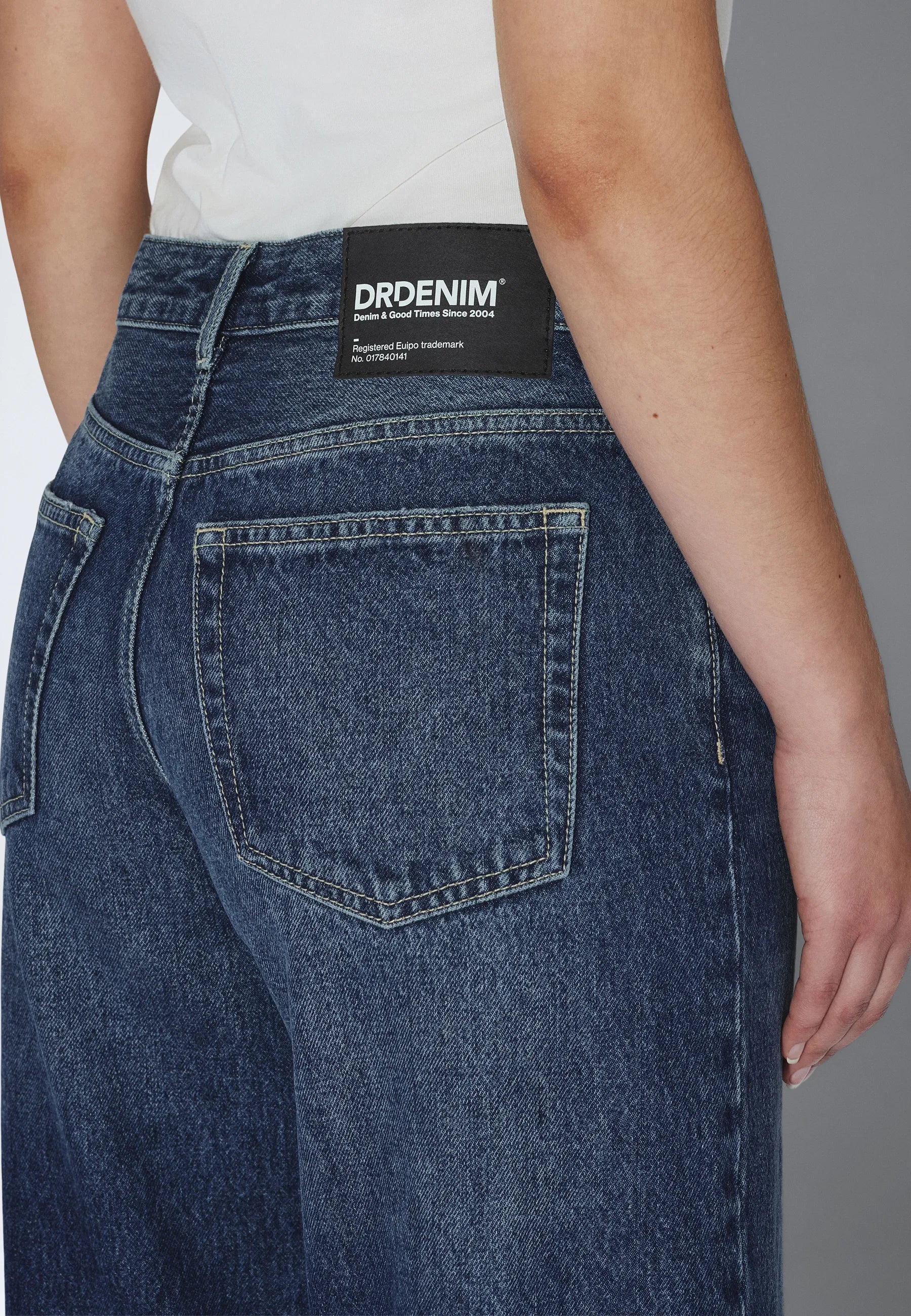 2510101M13_DrDenim_RhueLowWide_DriftDarkUsed_main_W5_2