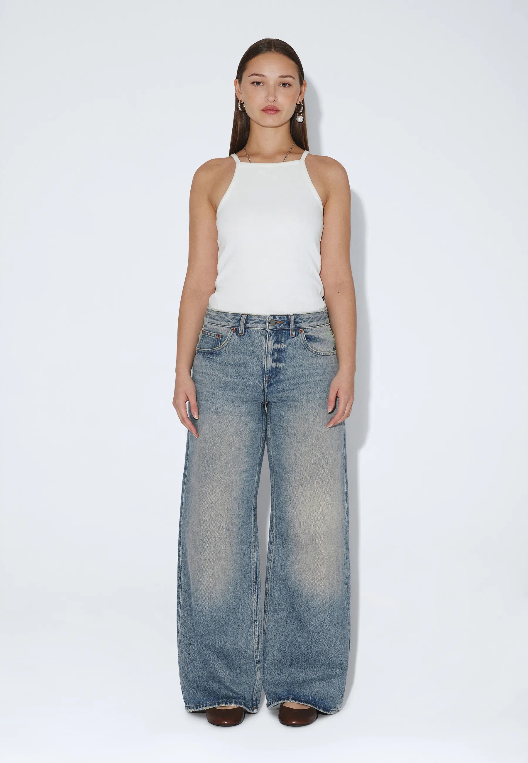 2510101M15_DrDenim_RhueLowWide_StreamSkyFadeVintage_main_W1_1