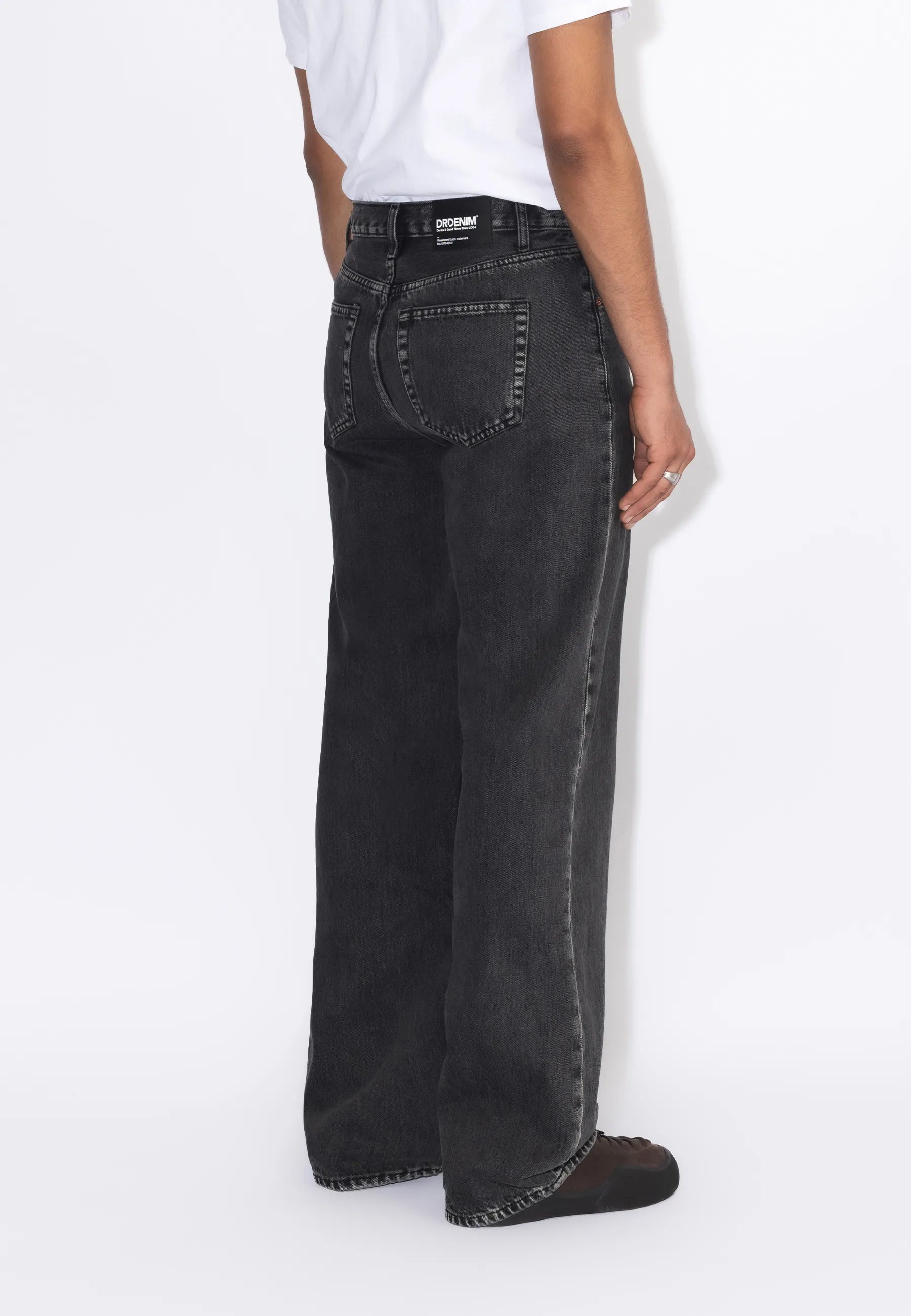 2530101V60_DrDenim_CormacBaggy_AgedBlack_Main_M4_1