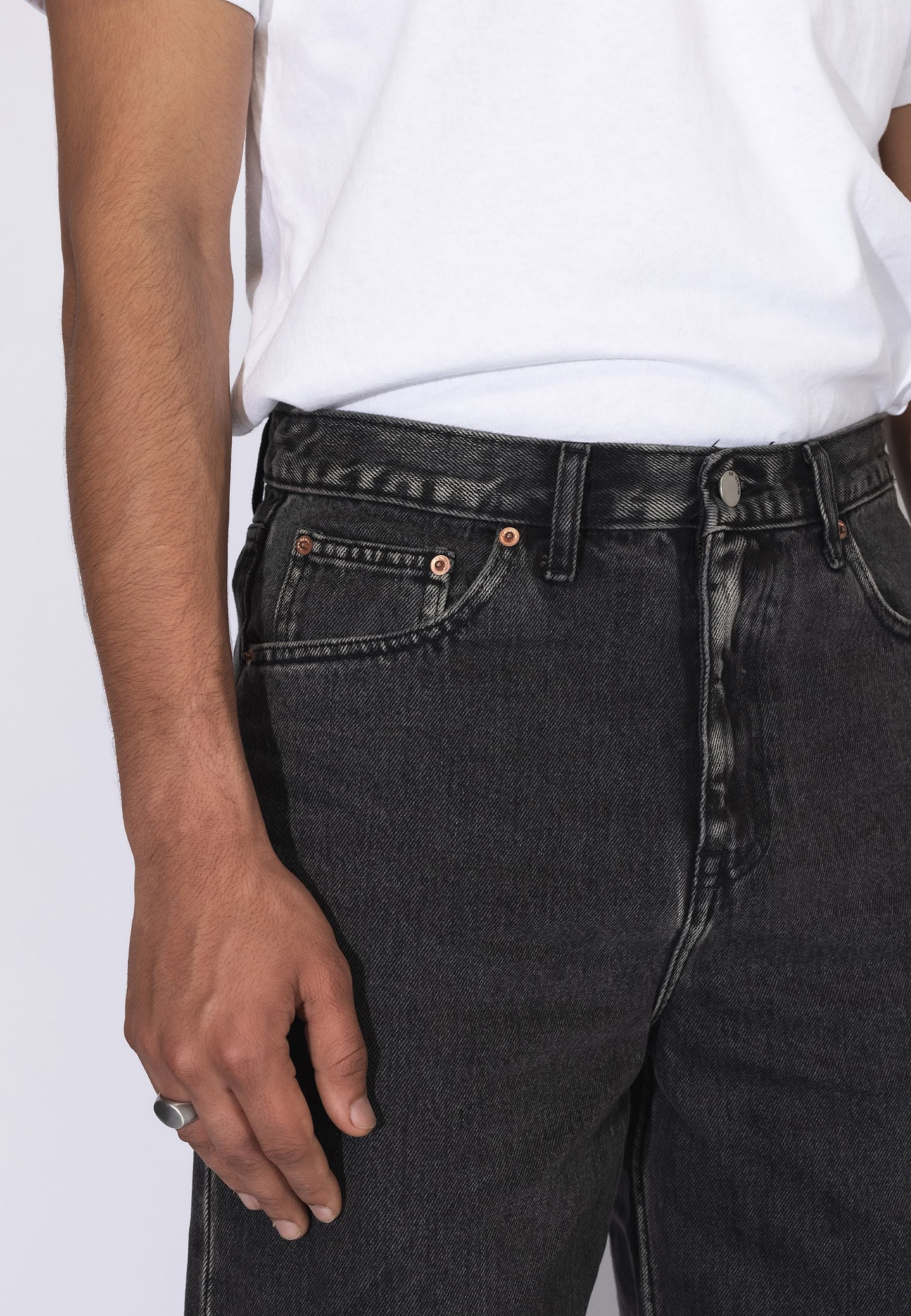 2530101V60_DrDenim_CormacBaggy_AgedBlack_Main_M5_1