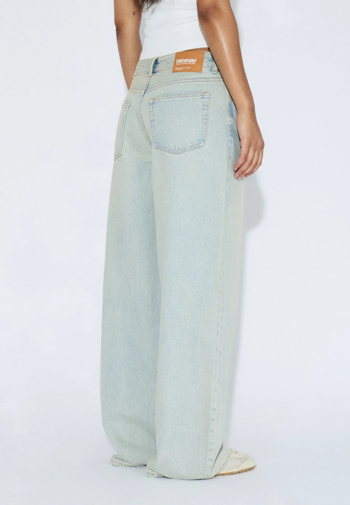 2530107066_DrDenim_AryLowBaggy_StreamPaleVintageWorn_Main_W4_1