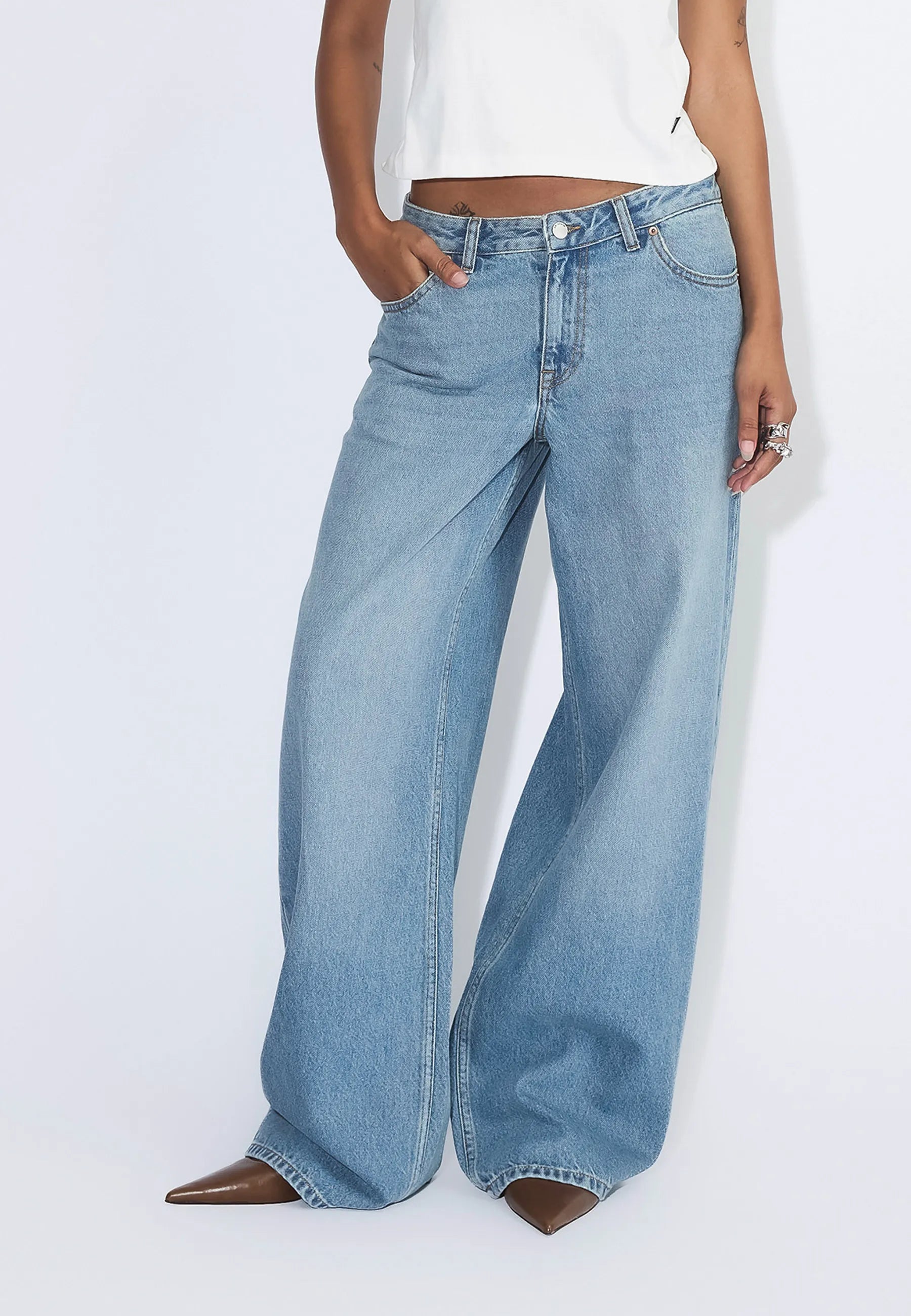 2530107J57_DrDenim_AryLowBaggy_NovaSkyUsed_Main_W3_1