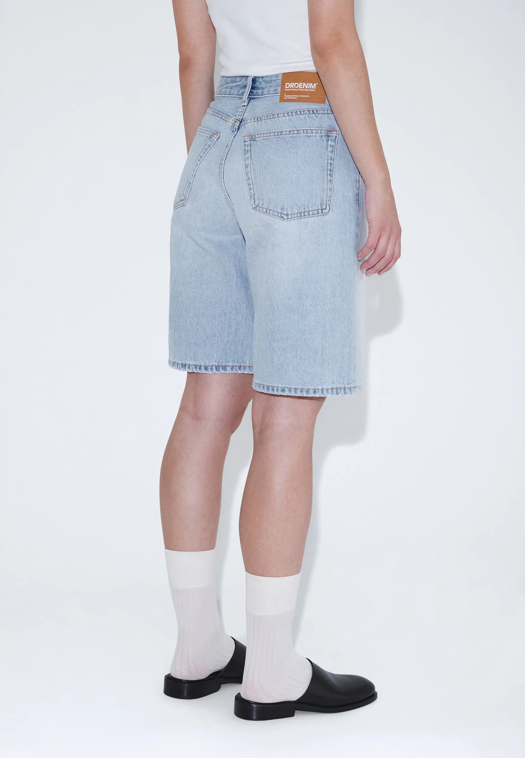 2610102L03_DrDenim_AsraShorts_StreamLightFade_Main_W4_1