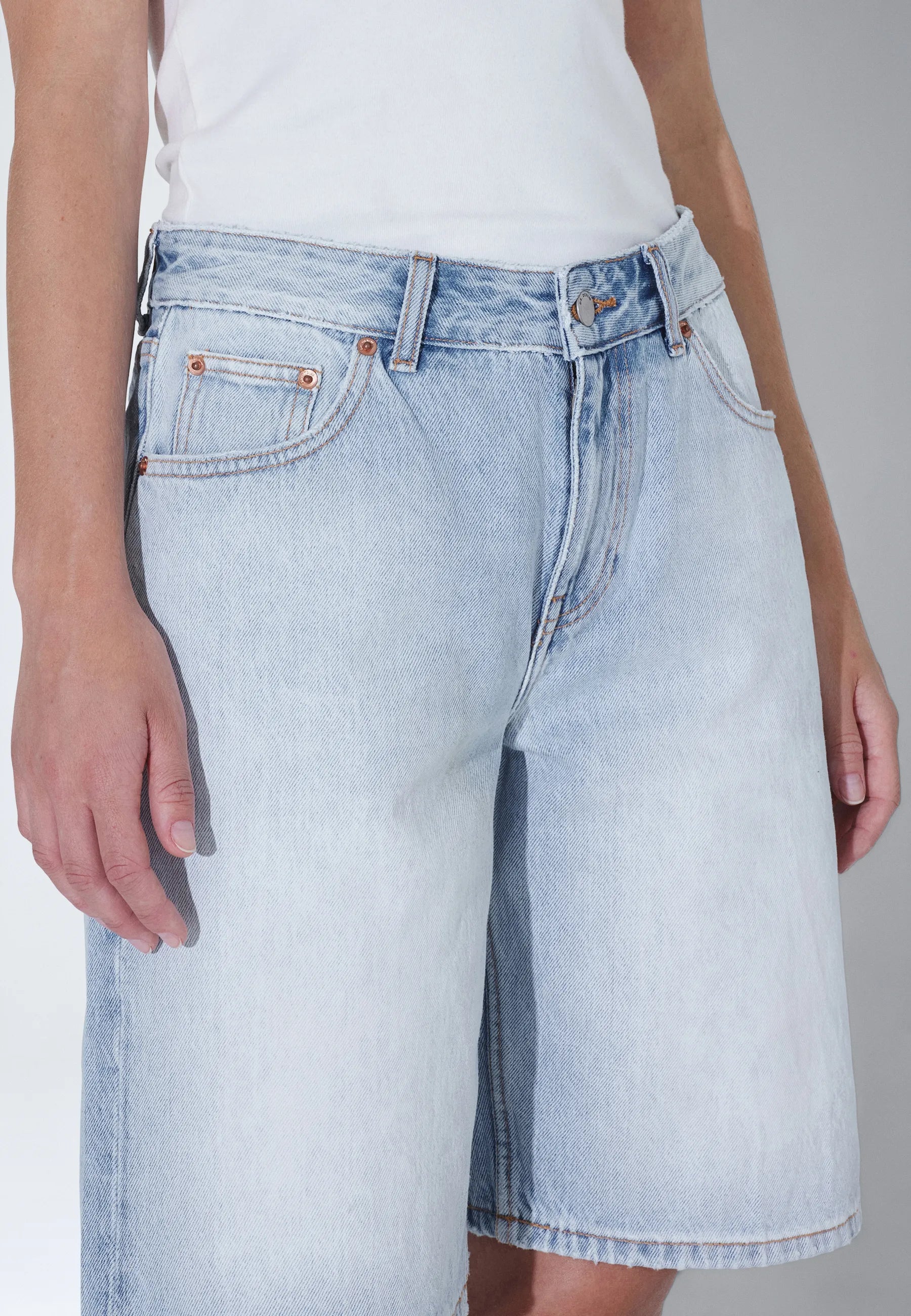 2610102L03_DrDenim_AsraShorts_StreamLightFade_Main_W5_1