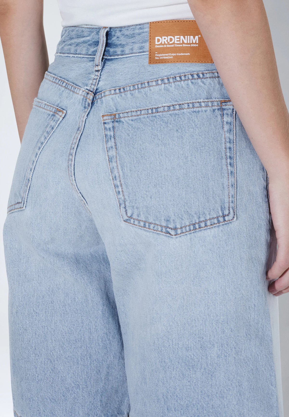 2610102L03_DrDenim_AsraShorts_StreamLightFade_Main_W5_2