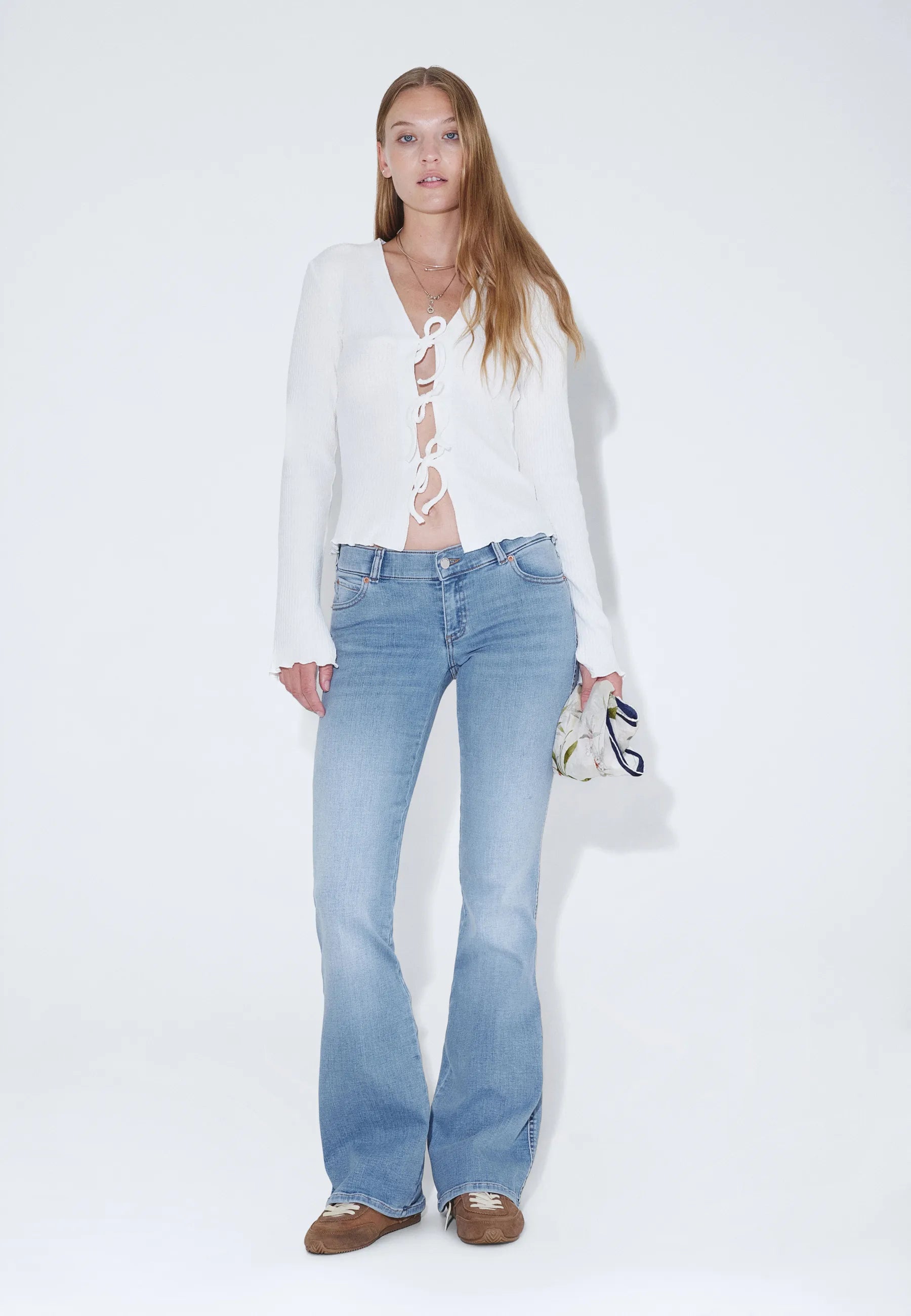 2610104V50_DrDenim_KilyLowBootcut_ValeLightFade_Main_W1_4