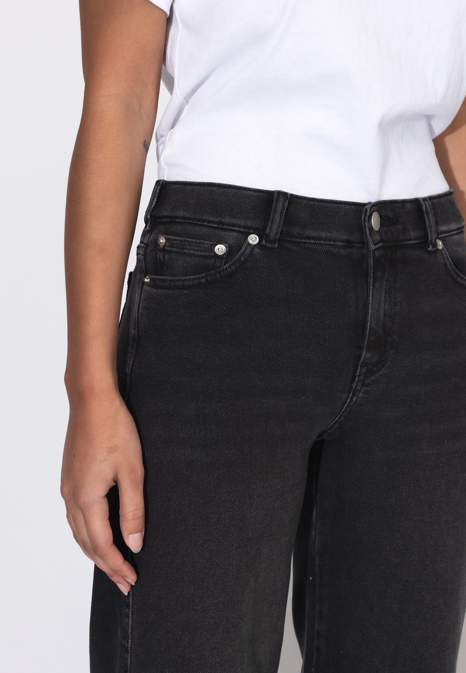 2610105A99_DrDenim_ZilaMidWide_BlackMist_Main_W5_1