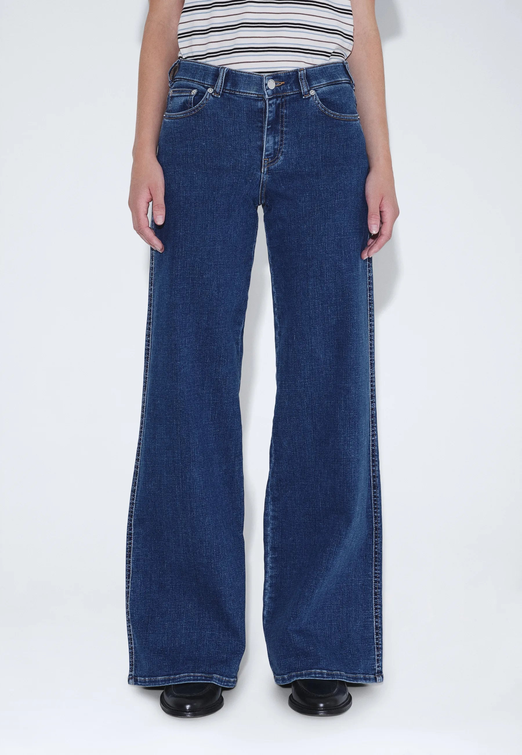 2610105V45_DrDenim_ZilaMidWide_ValeMidPlain_Main_W3_1