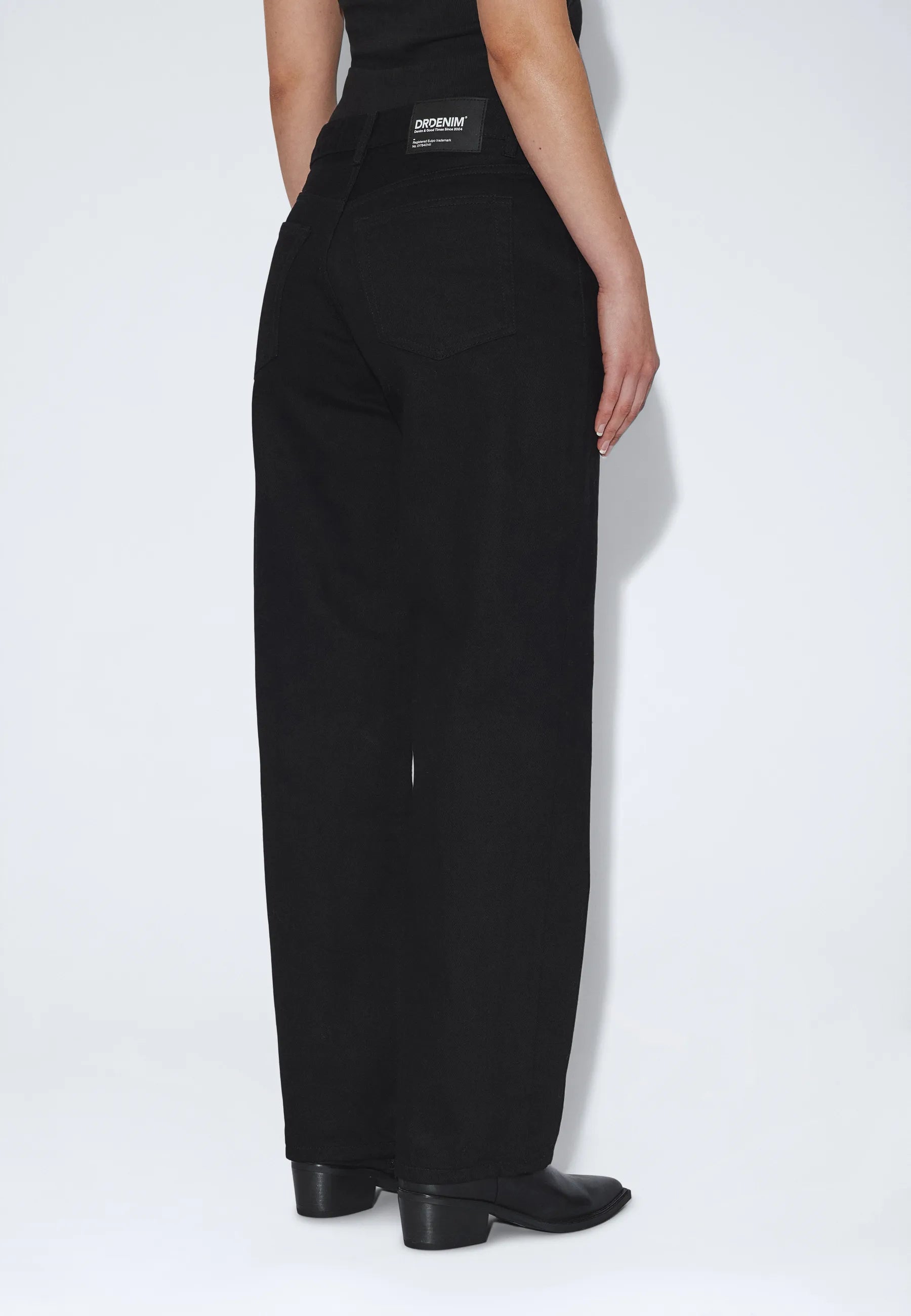 2610106101_DrDenim_NikaMidStraight_Black_main_W4_1