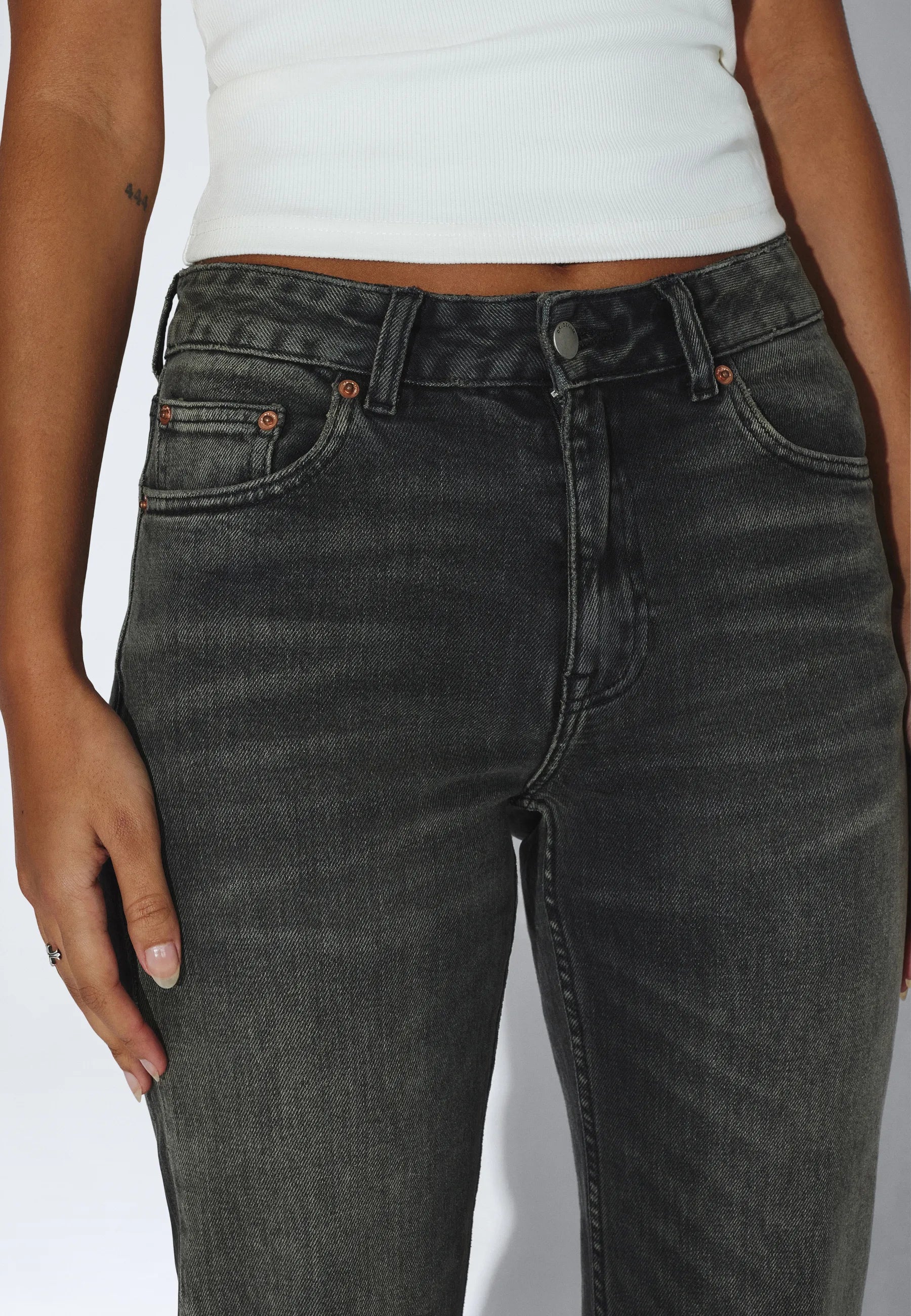 2610112L76_DrDenim_ElbaMidBootcut_TarAgedBlackUsed_main_W5_1