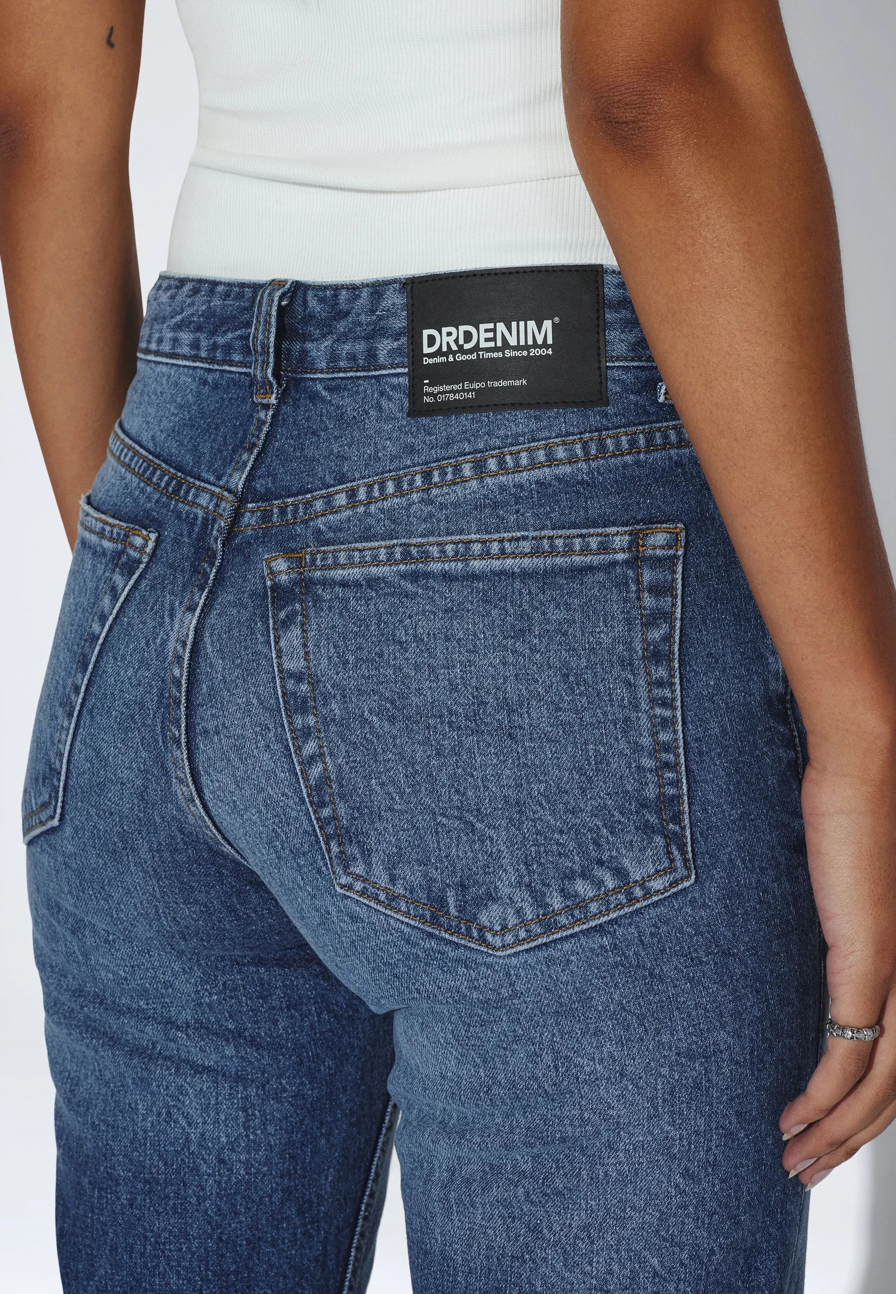 2610112L79_DrDenim_ElbaMidBootcut_BayMidFadeWorn_main_W5_2