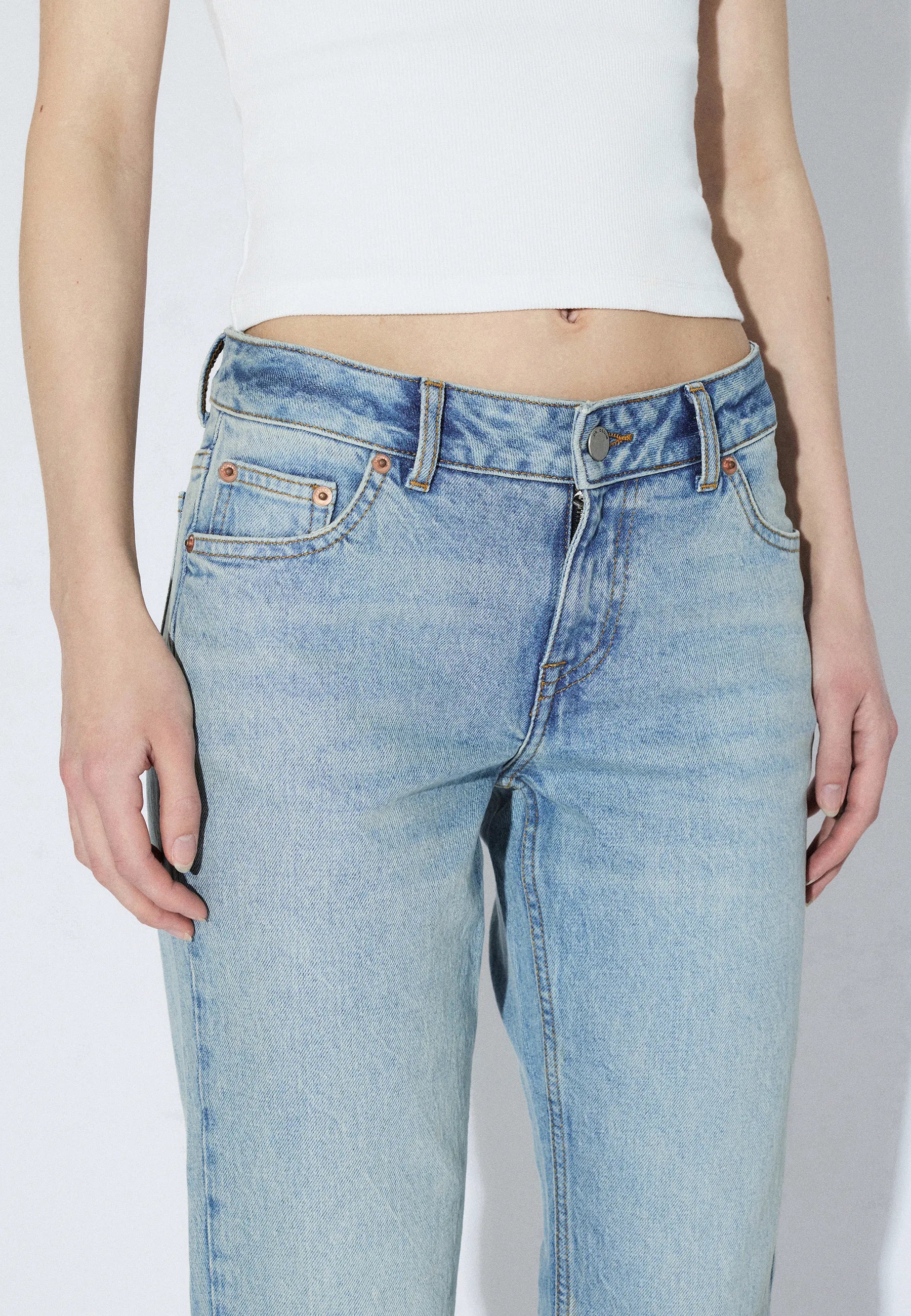 2610116L55_DrDenim_KayaLowCapri_BayLightUsedVintage_Main_W5_1