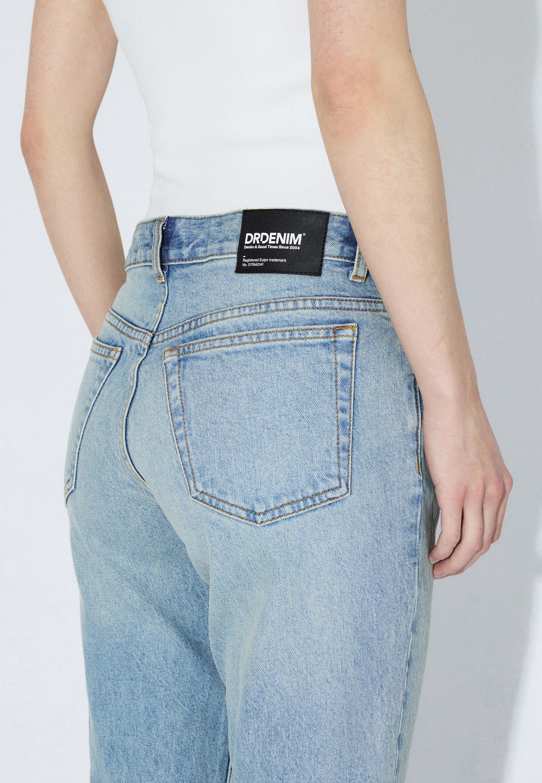 2610116L55_DrDenim_KayaLowCapri_BayLightUsedVintage_Main_W5_2