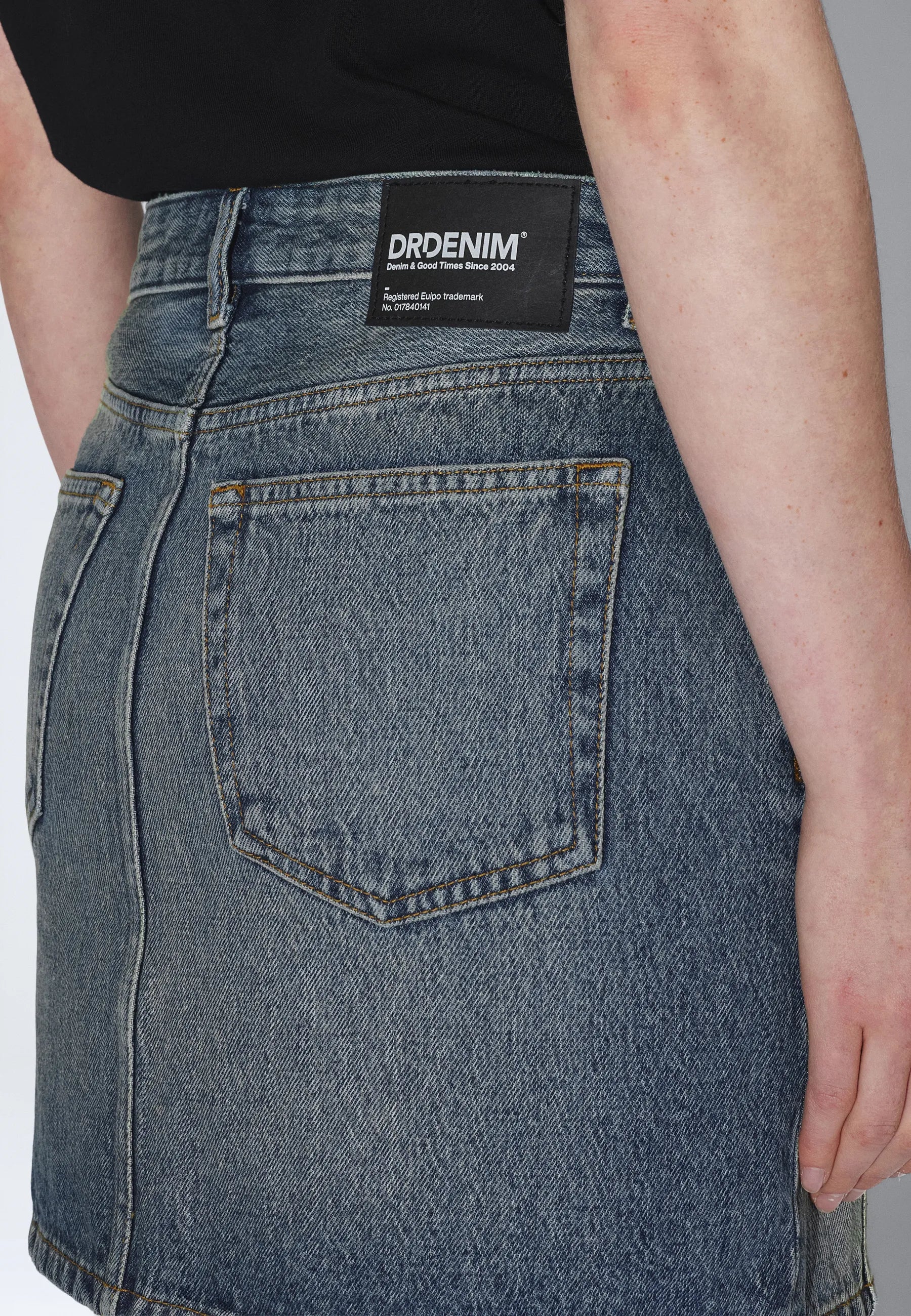 2630103L99_DrDenim_ElliSkirt_StreamMidAged_main_W5_2